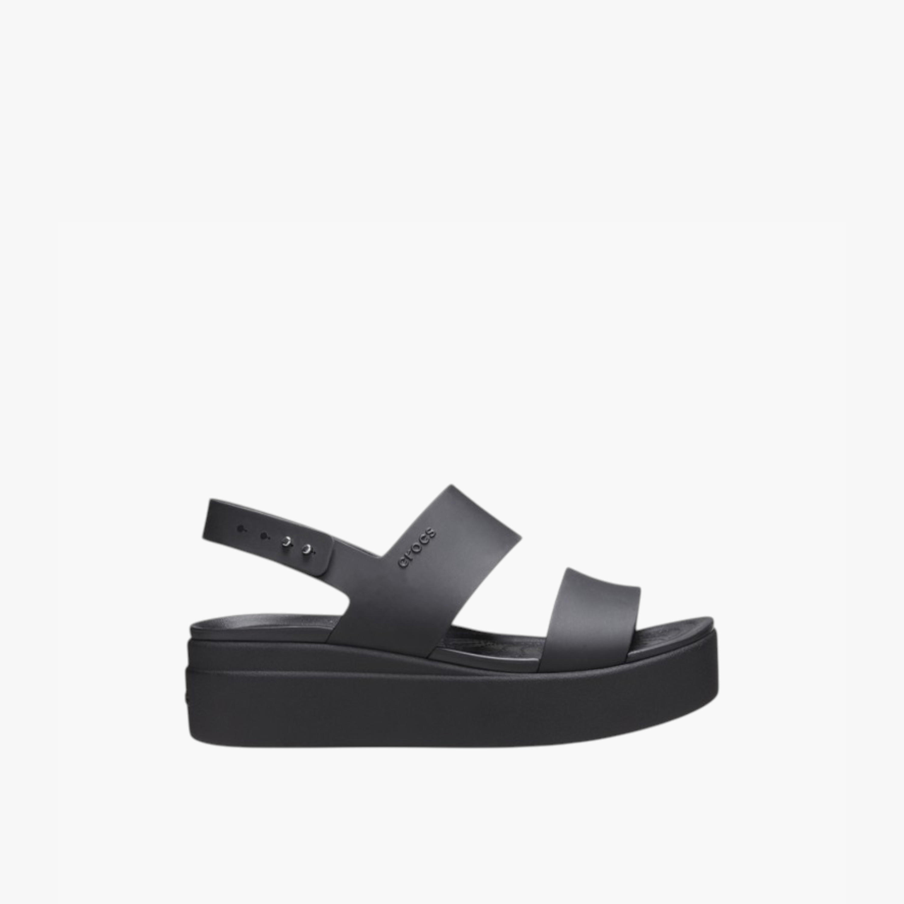 صندل مسطّح بأحزمة وحزام خلفي للنساء من كروكس-women-shoes-sandals-heeled-image-2