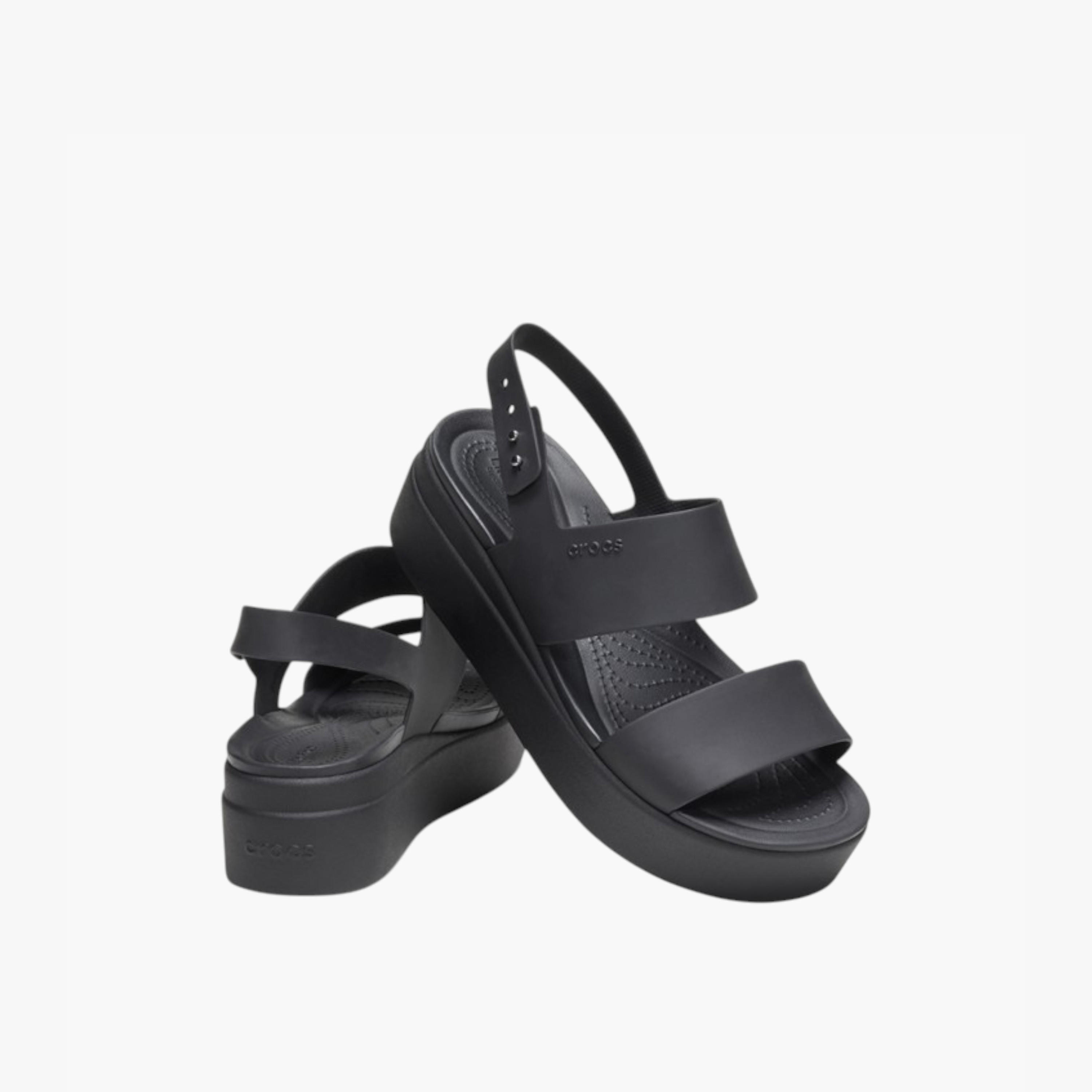 صندل مسطّح بأحزمة وحزام خلفي للنساء من كروكس-women-shoes-sandals-heeled-image-4