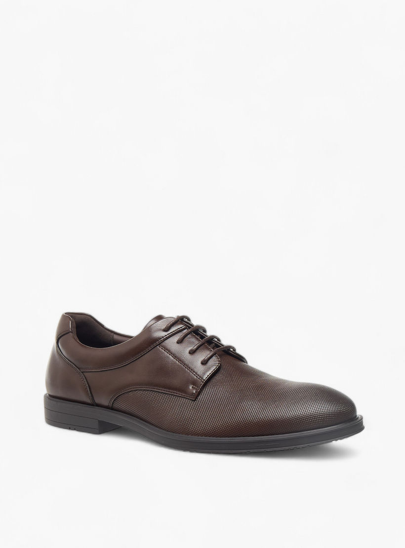 حذاء ديربي بارز الملمس برباط إغلاق من إل بي إل من شو إكسبريس-men-shoes-formalshoes-image-2