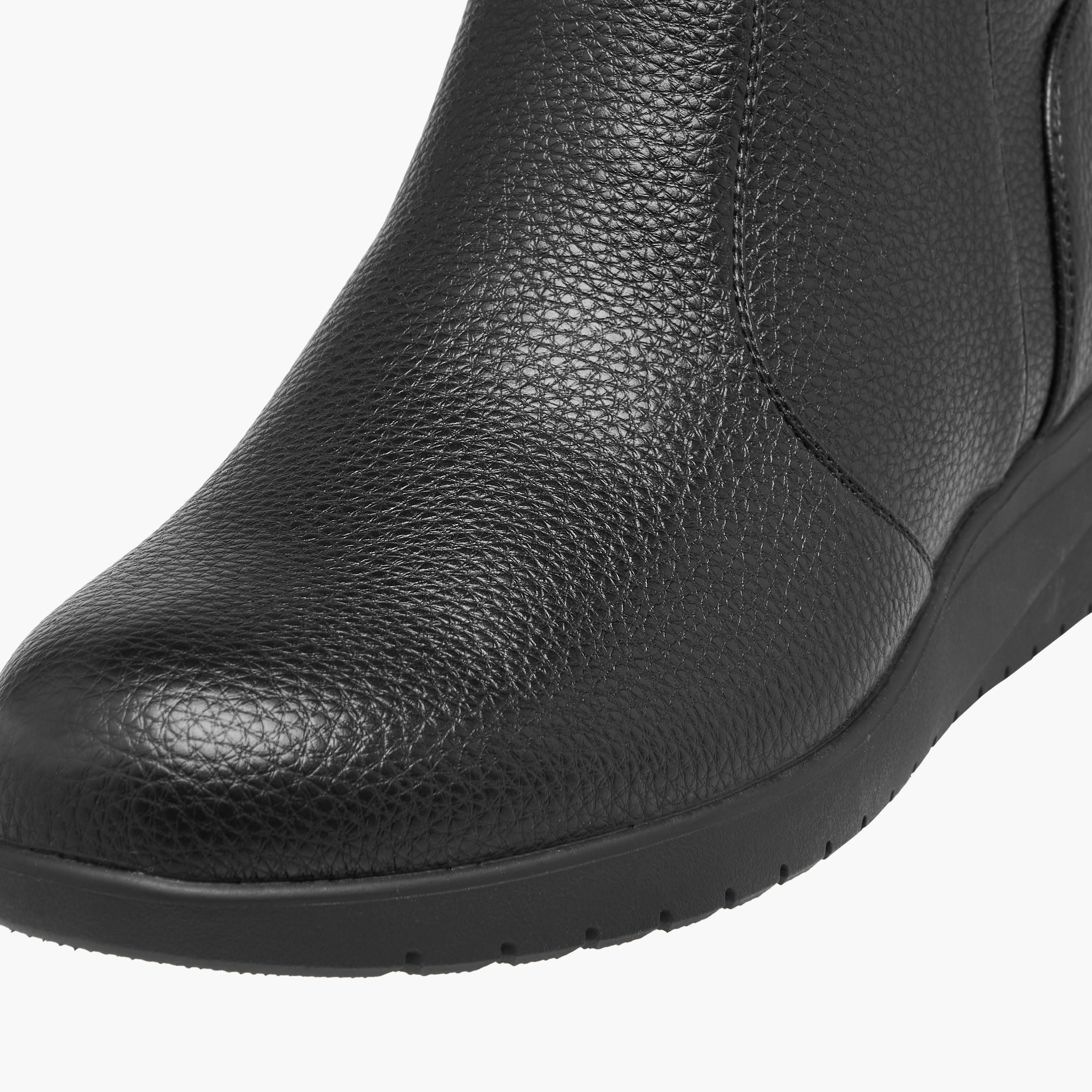 بوت بطول الكاحل وبتزيينات فرو للنساء من لو كونفورت-women-shoes-boots-image-4