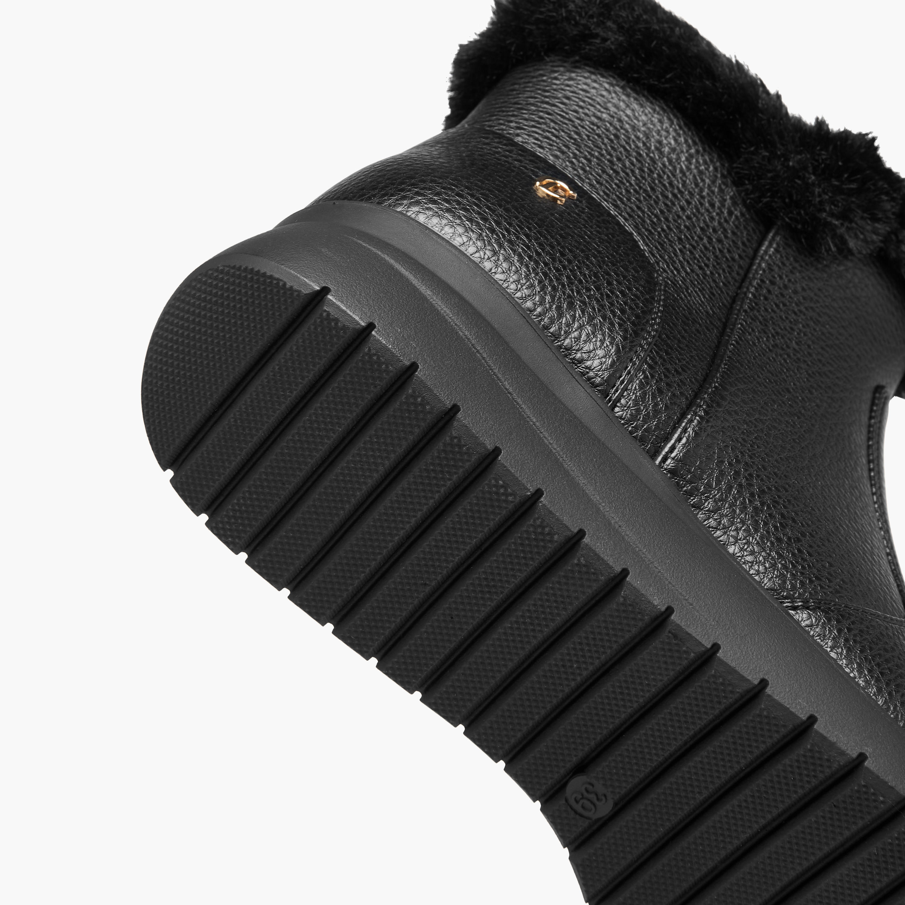 بوت بطول الكاحل وبتزيينات فرو للنساء من لو كونفورت-women-shoes-boots-image-6
