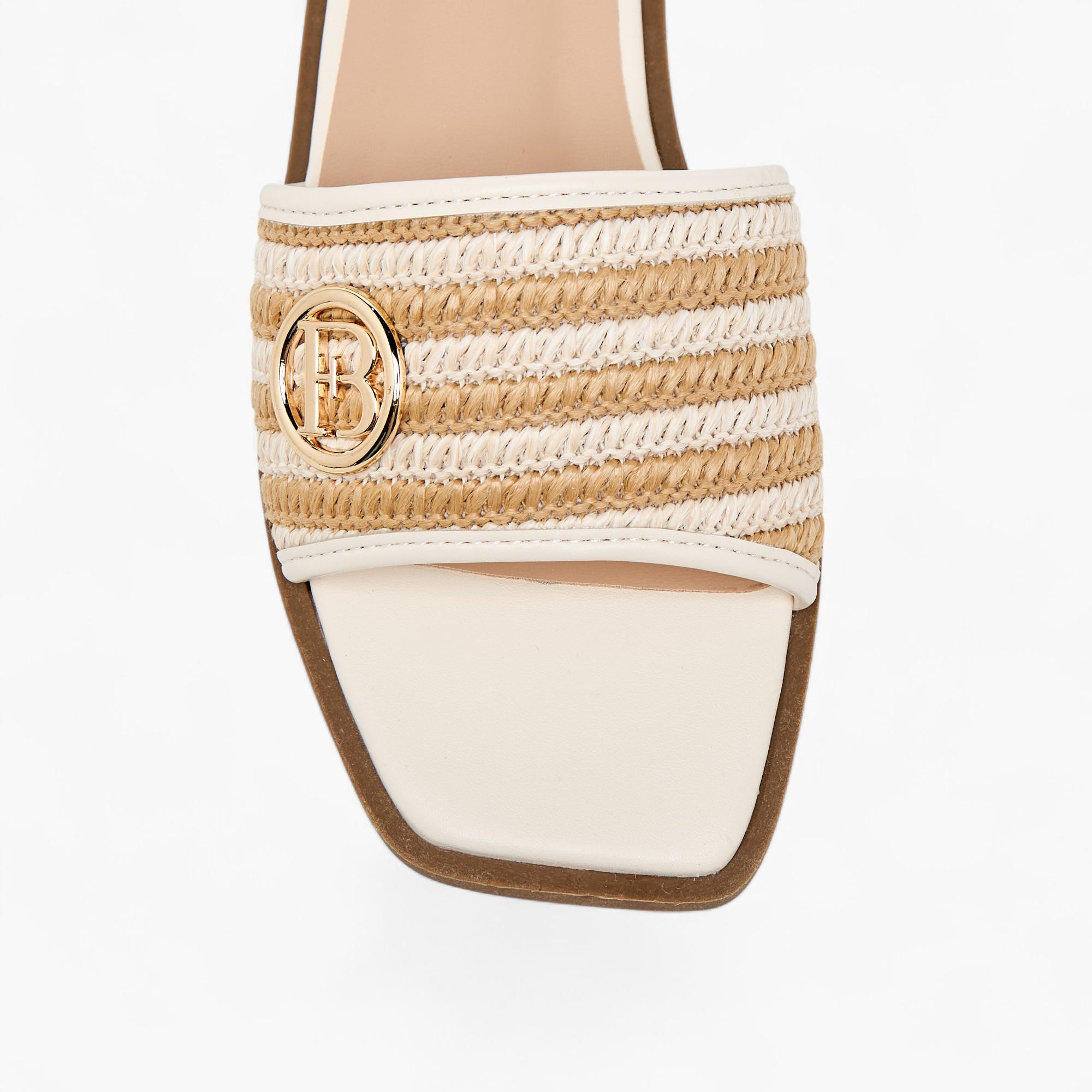 صندل مسطح سهل الارتداء وبارز الملمس بزينة معدنية من فلورا بيلا-women-shoes-flats-sandals-image-4