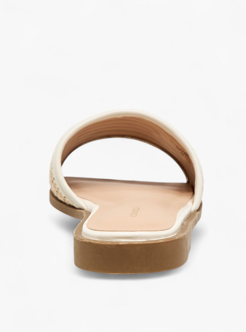 صندل مسطح سهل الارتداء وبارز الملمس بزينة معدنية من فلورا بيلا-women-shoes-flats-sandals-image-5