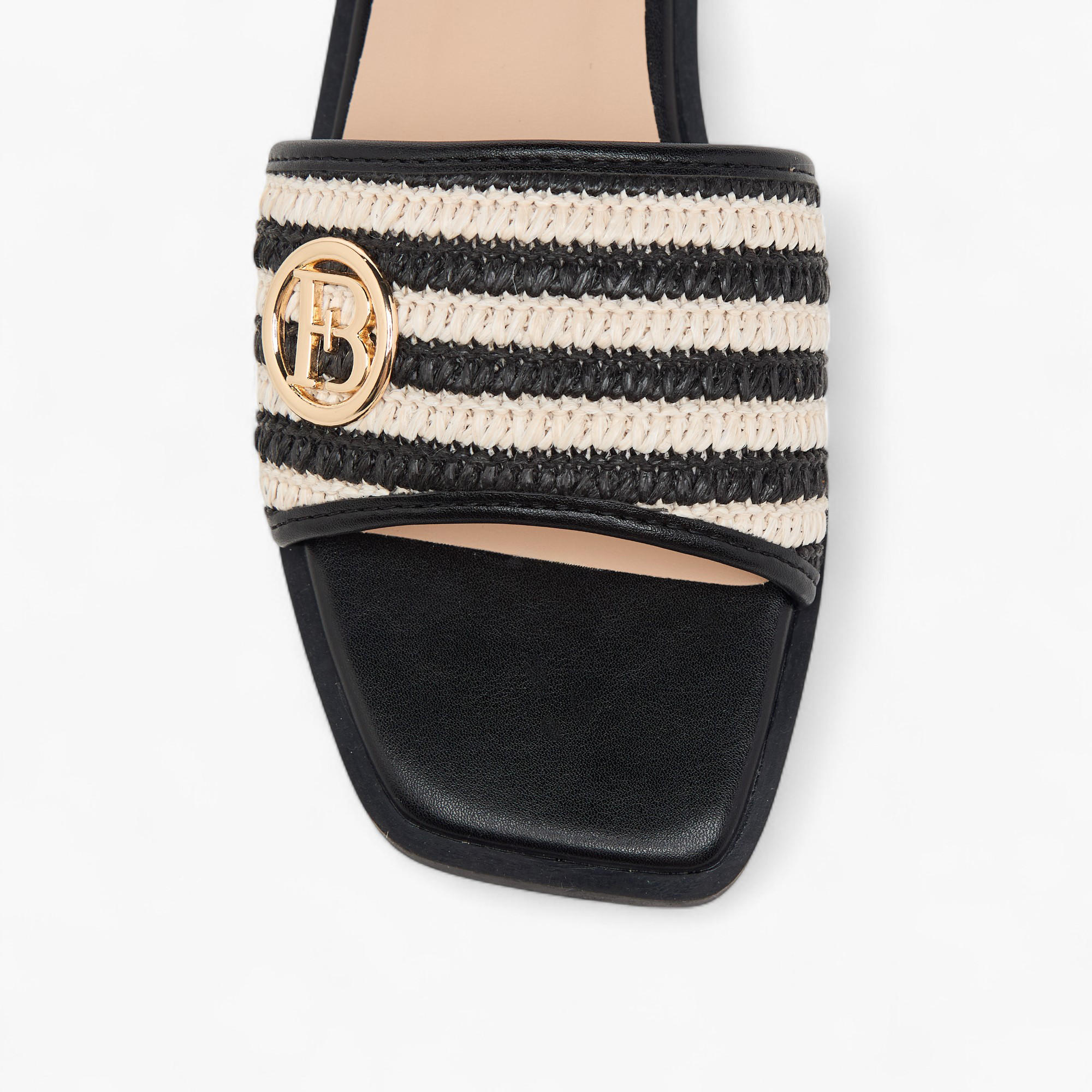 صندل مسطح سهل الارتداء وبارز الملمس بزينة معدنية من فلورا بيلا-women-shoes-flats-sandals-image-4