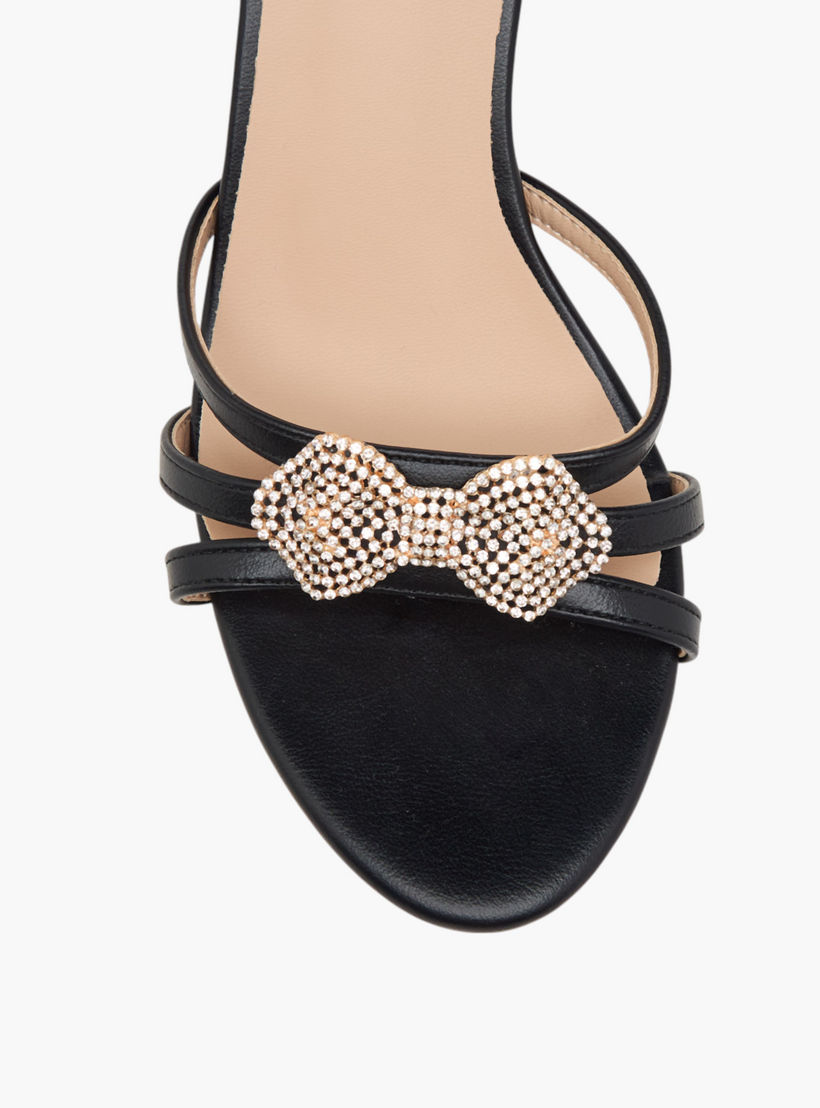 صندل سهل الارتداء مزين بفيونكة وكعب سميك من فلورا بيلا-women-shoes-sandals-heeled-image-4