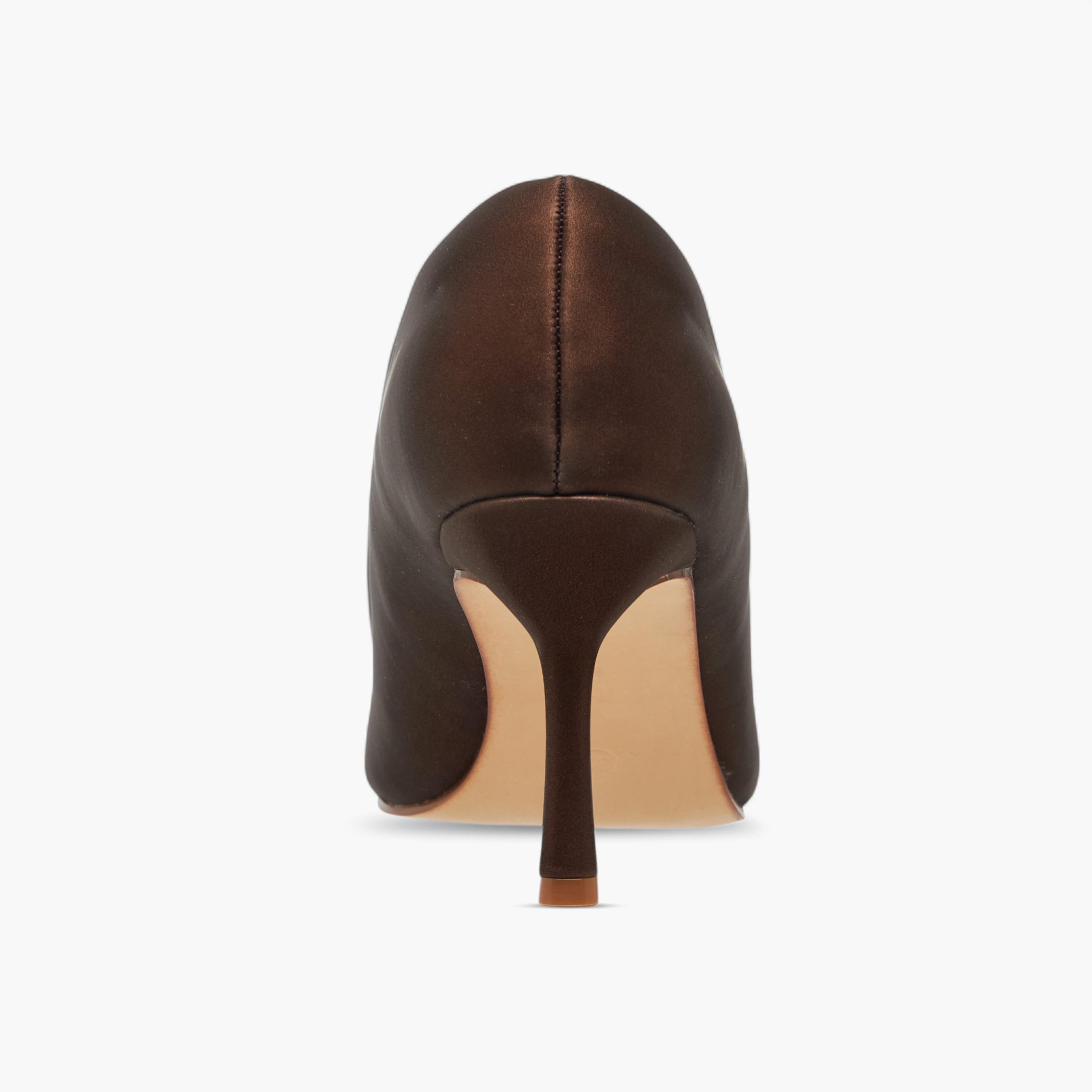 حذاء بومب سهل الارتداء مزين بكعب رفيع ومقدمة بارزة من فلورا بيلا-women-shoes-heels-image-5