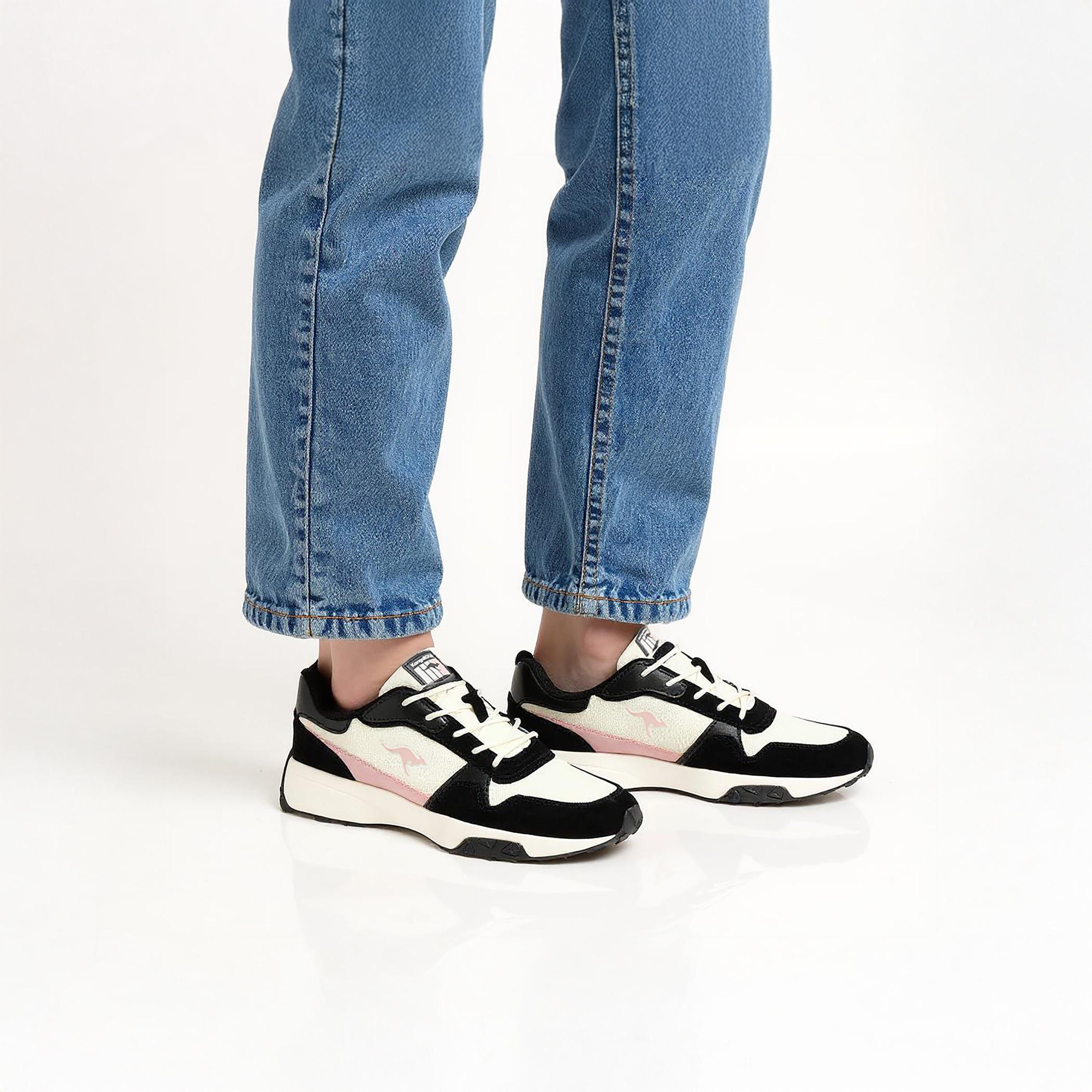 حذاء رياضي بألواح ورباط إغلاق للنساء من كانجاروز-women-shoes-sports-image-3