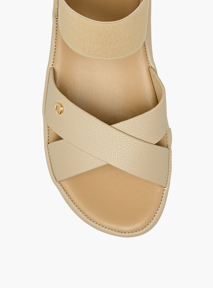 صندل بحزام متقاطع بارز الملمس للنساء من فلورا بيلا-women-shoes-flats-sandals-image-3