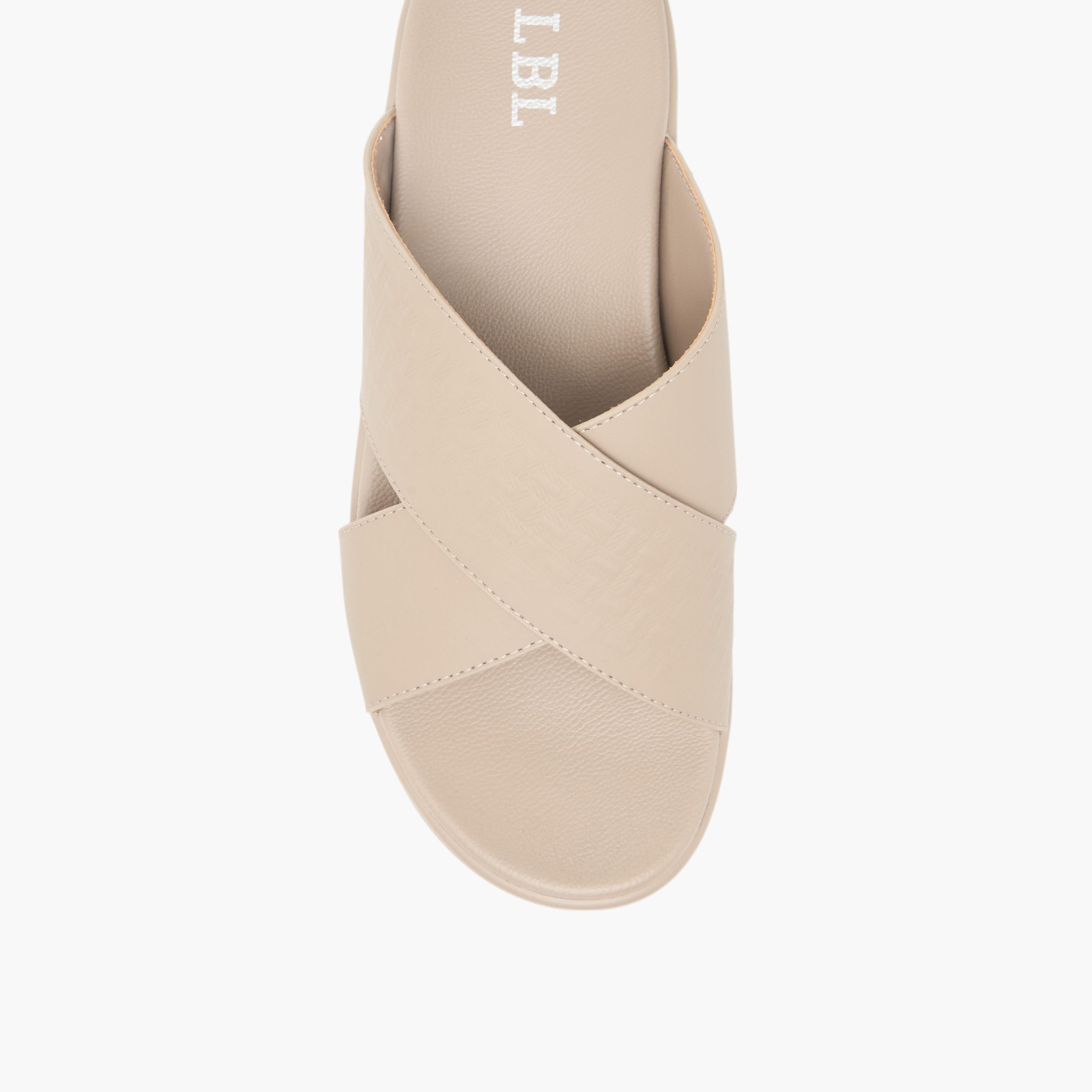 صندل مريح سهل الارتداء بارز الملمس بحزام متقاطع من إل بي إل من شو إكسبرس-men-shoes-sandals-image-3