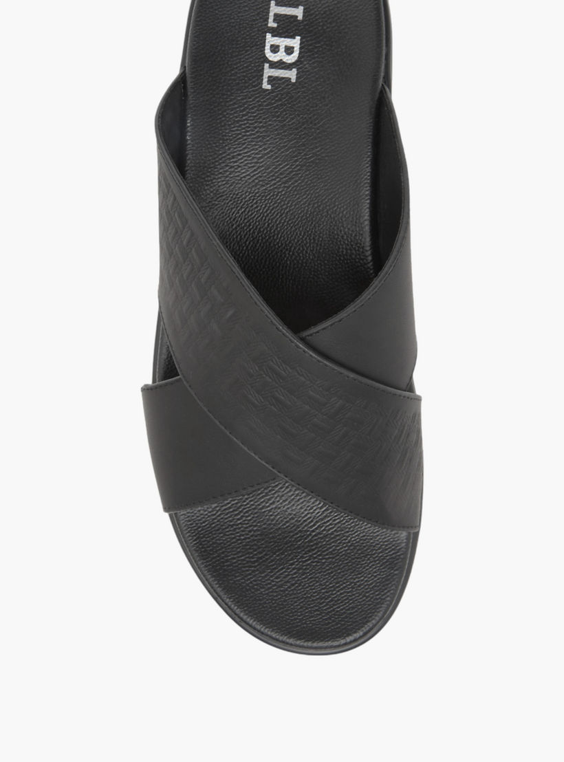 صندل مريح سهل الارتداء بارز الملمس بحزام متقاطع من إل بي إل من شو إكسبرس-men-shoes-sandals-image-3