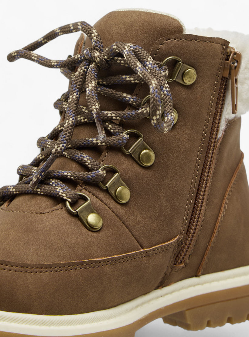 بوت سادة بتفاصيل فرو صناعي وسحاب إغلاق من إل بي إل من شو إكسبريس-boys-shoes-boots-image-4