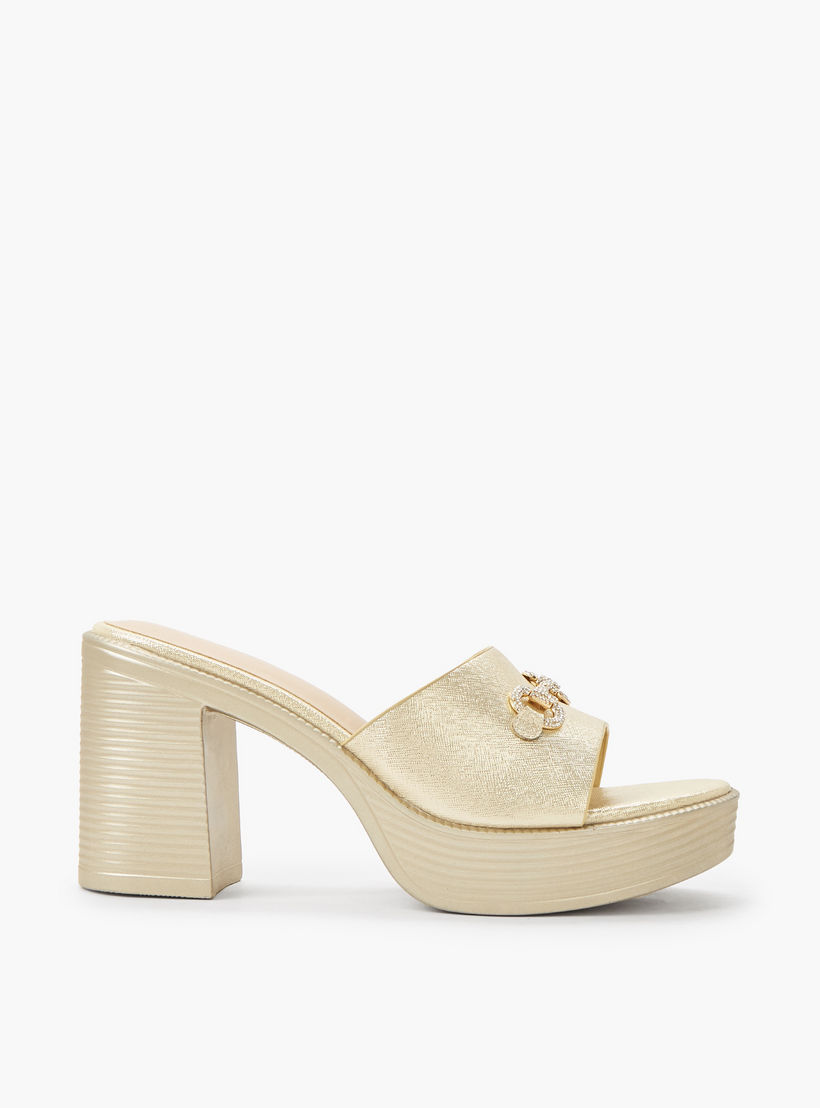صندل معدني خفيف الوزن بكعب عريض وإبزيم مزين للنساء من شورستيب-women-shoes-sandals-heeled-image-3