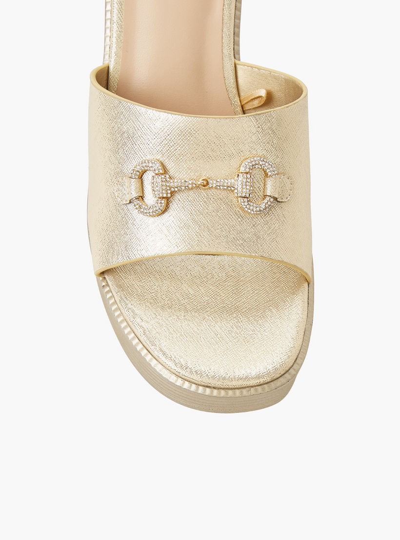 صندل معدني خفيف الوزن بكعب عريض وإبزيم مزين للنساء من شورستيب-women-shoes-sandals-heeled-image-5