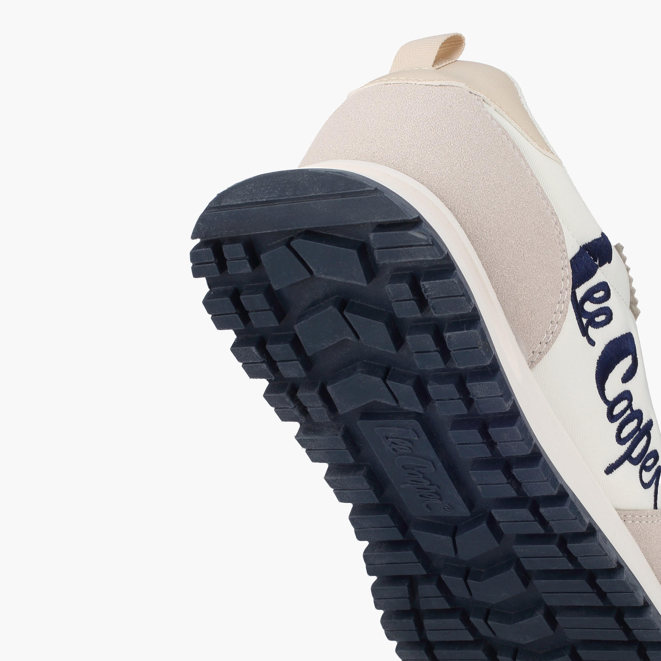 حذاء سنيكرز طول الكاحل برباط وتطريز الشعار للنساء من لي كوبر-women-shoes-sneakers-image-5