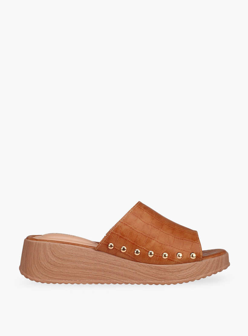 صندل خفيف الوزن بكعب فلاتفورم وملمس بارز مزين بمسامير للنساء من شورستيب-women-shoes-sandals-heeled-image-3