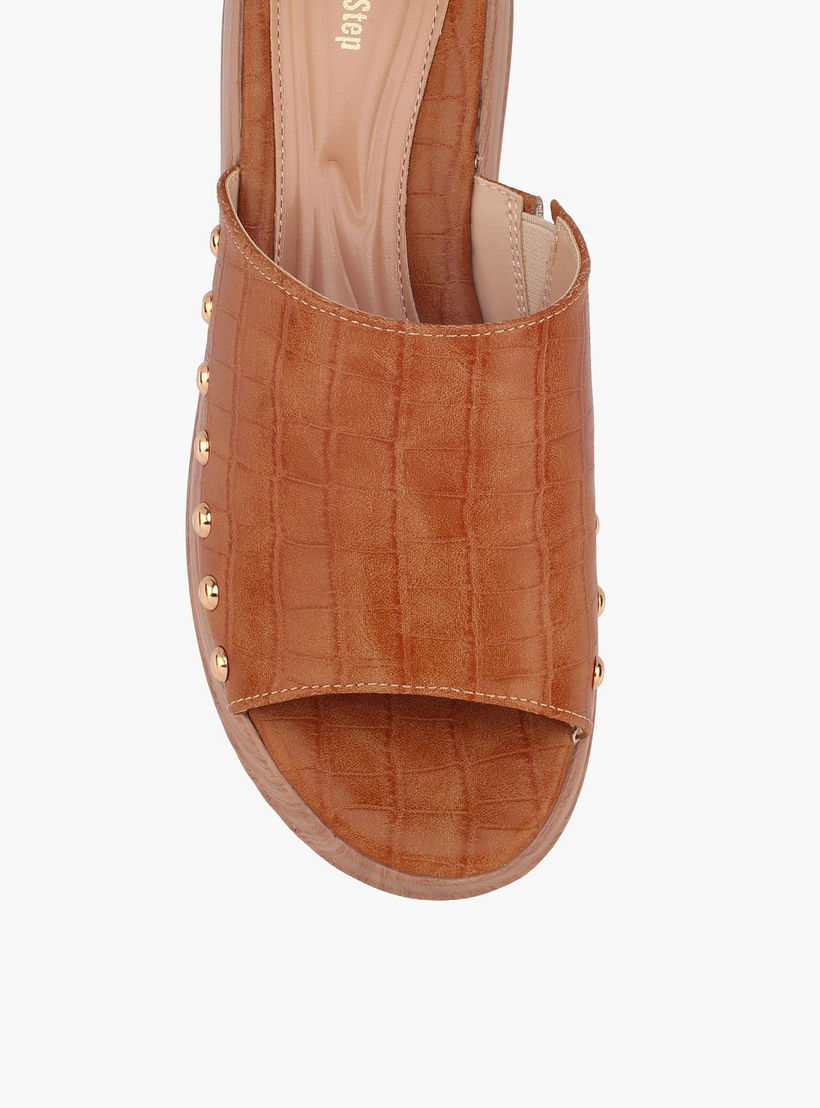 صندل خفيف الوزن بكعب فلاتفورم وملمس بارز مزين بمسامير للنساء من شورستيب-women-shoes-sandals-heeled-image-4