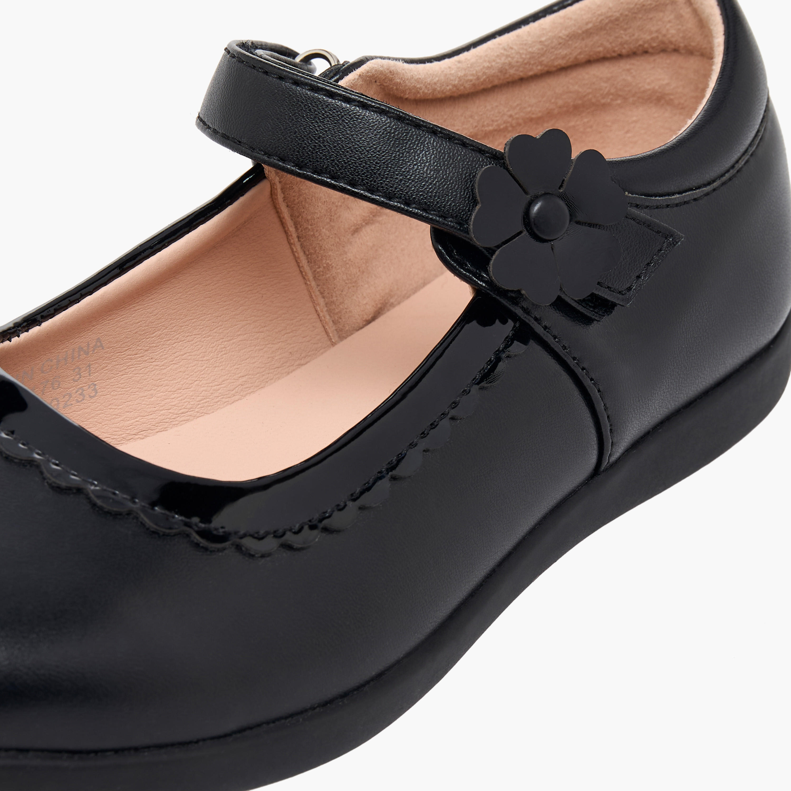 حذاء مدرسية للبنات بشريط إغلاق لاصق وتفاصيل زهرية من فلورا بيلا-girls-shoes-maryjanes-image-8