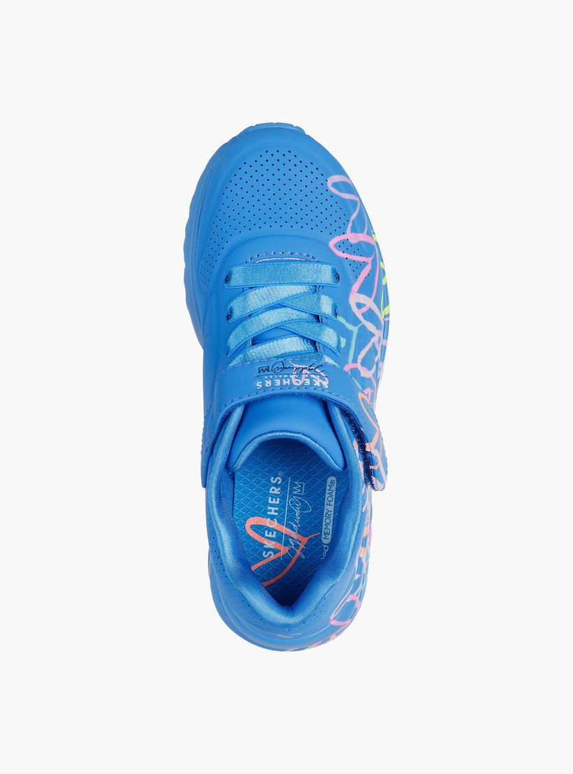 حذاء رياضي بطبعات قلوب بشريط إغلاق لاصق أونو لايت للبنات من سكيتشرز-girls-shoes-sneakers-image-2
