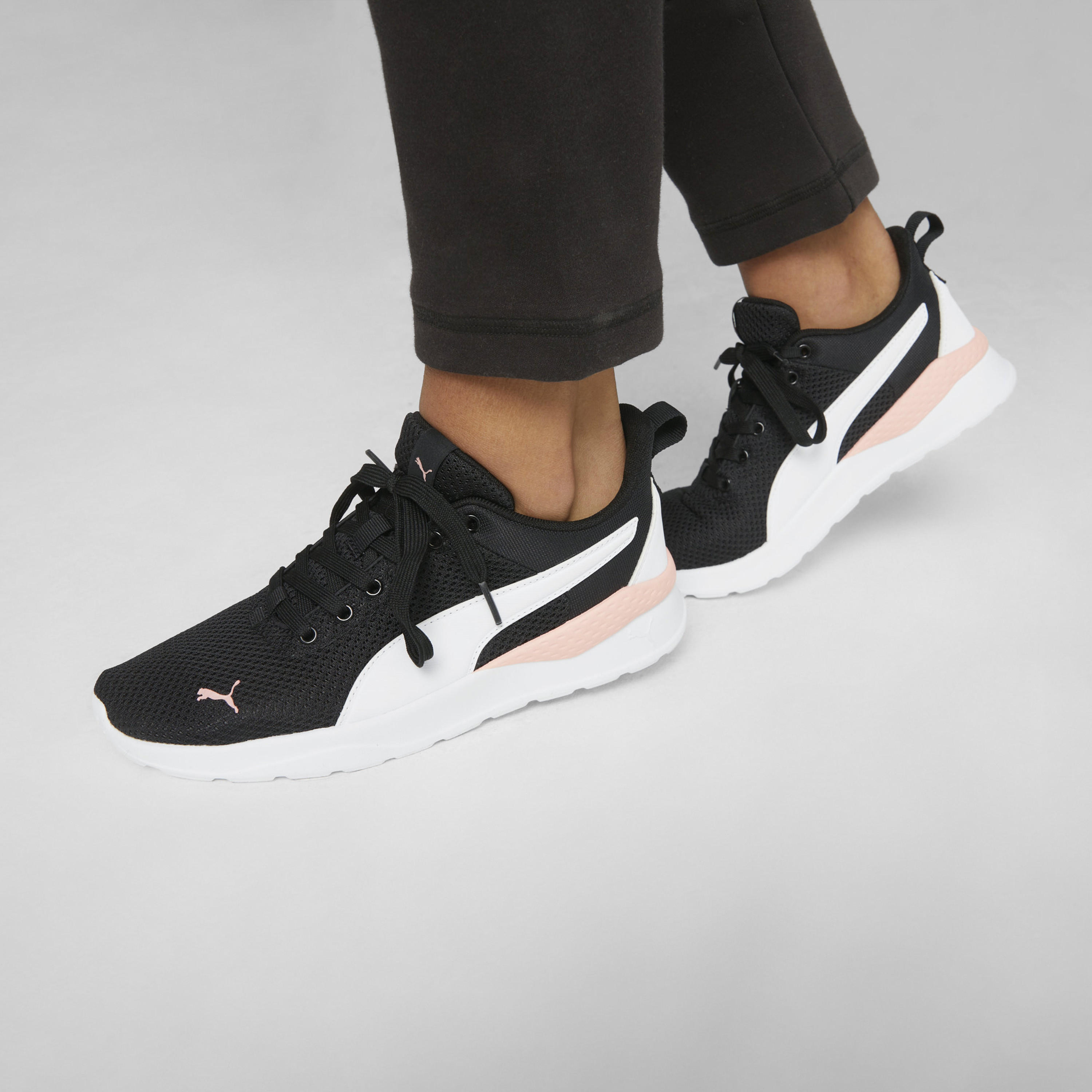 حذاء رياضي برباط إغلاق أنزارون لايت للنساء من بوما-sports-women-shoes-image-7
