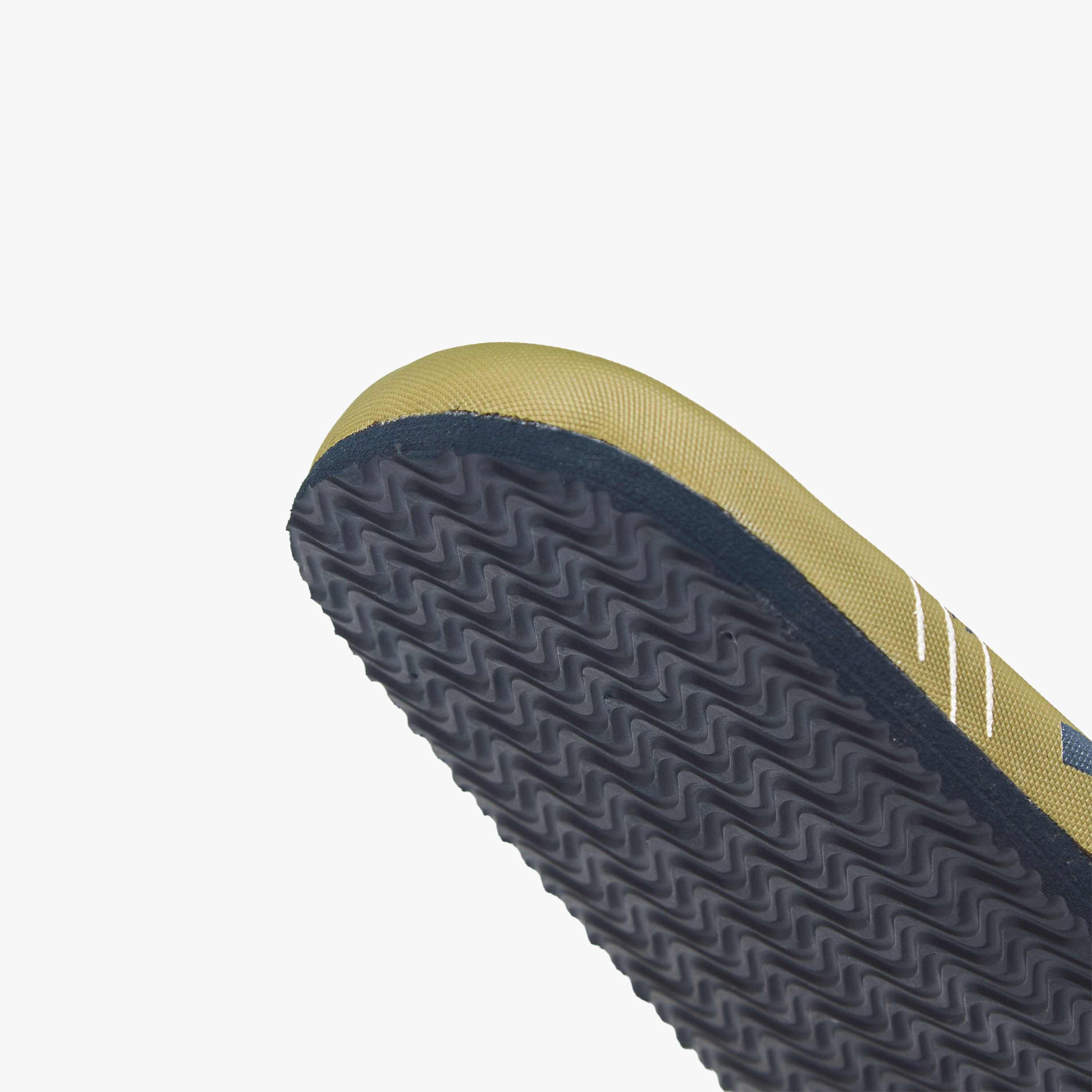 شبشب رجالي بطبعات جرافيك من لي كوبر-men-shoes-flipflopsandslides-image-4