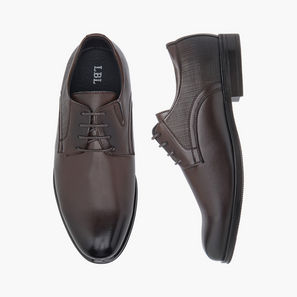 حذاء ديربي بارز الملمس برباط إغلاق من إل بي إل من شو إكسبرس-men-shoes-image-1