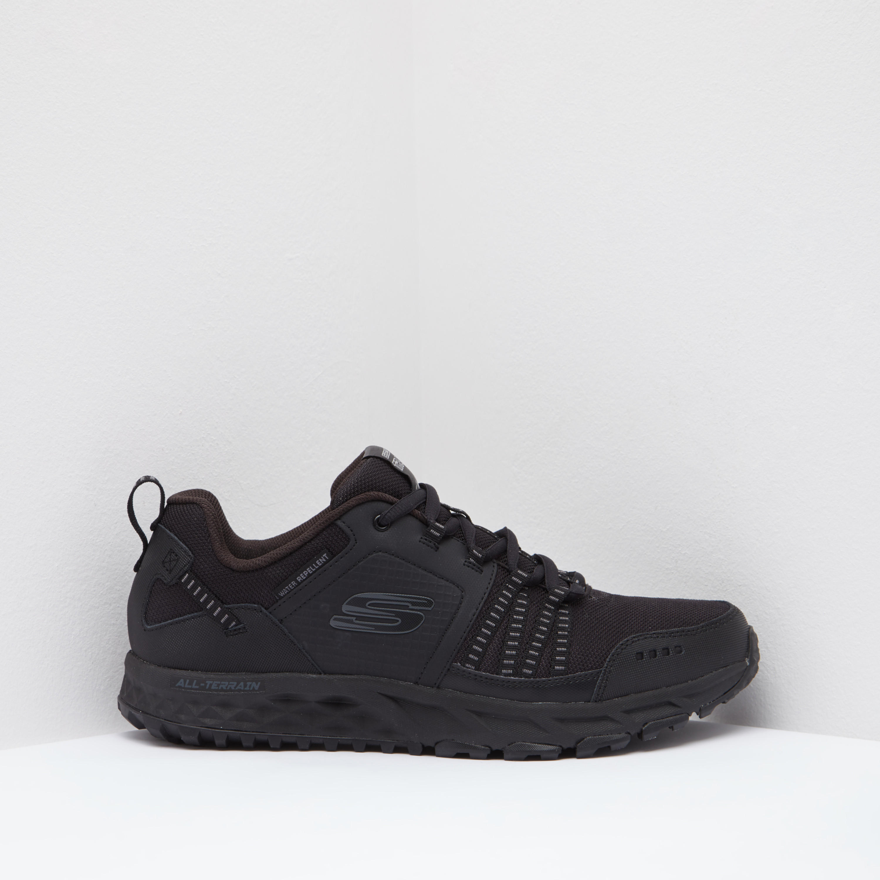 حذاء سنيكرز بارز الملمس برباط إغلاق ولسان سحب من سكيتشرز-sports-men-shoes-image-1