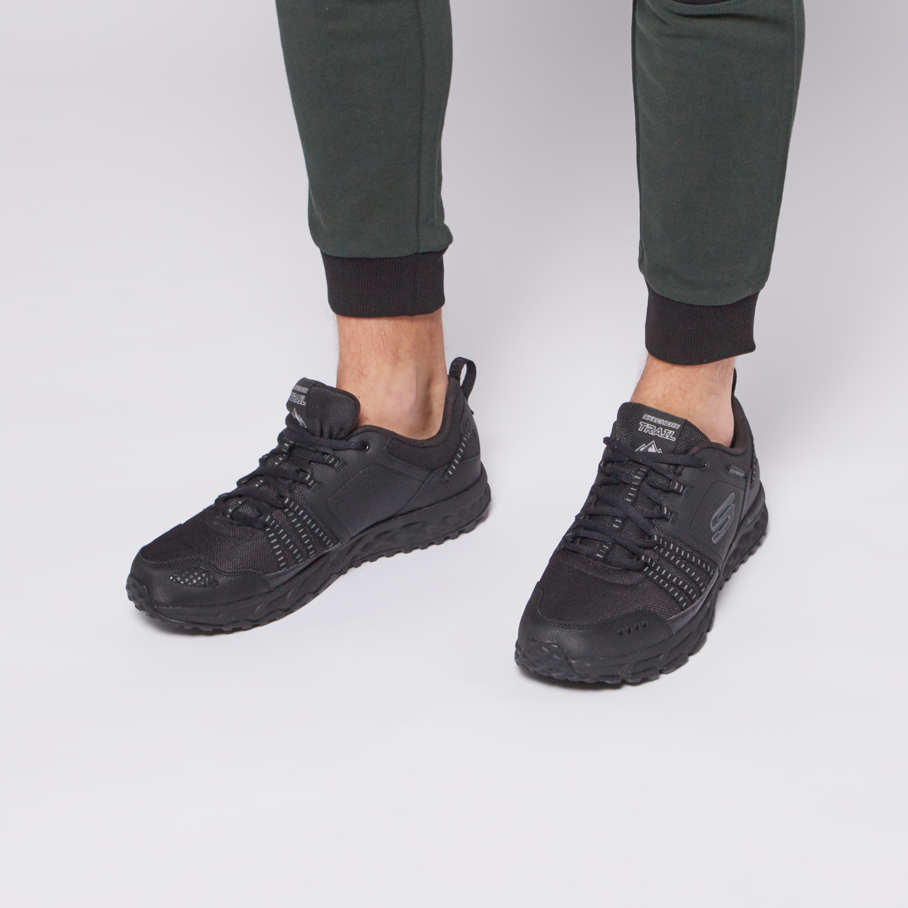حذاء سنيكرز بارز الملمس برباط إغلاق ولسان سحب من سكيتشرز-sports-men-shoes-image-2