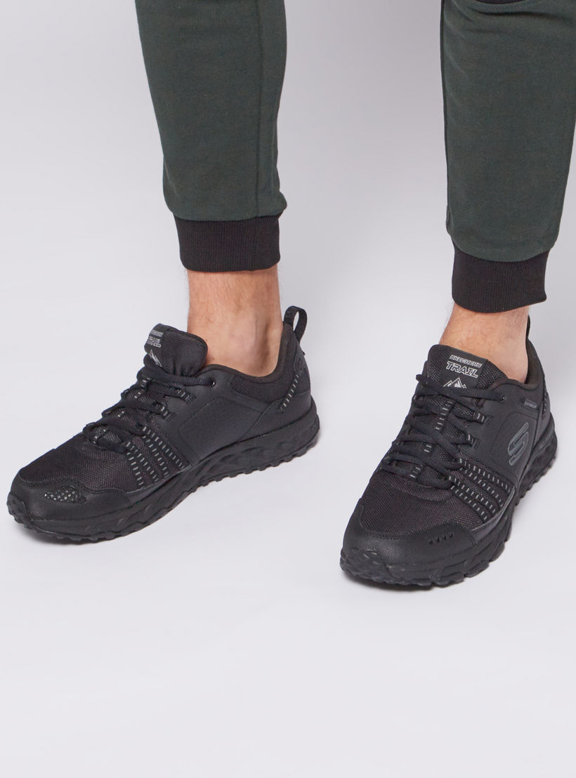حذاء سنيكرز بارز الملمس برباط إغلاق ولسان سحب من سكيتشرز-sports-men-shoes-image-2