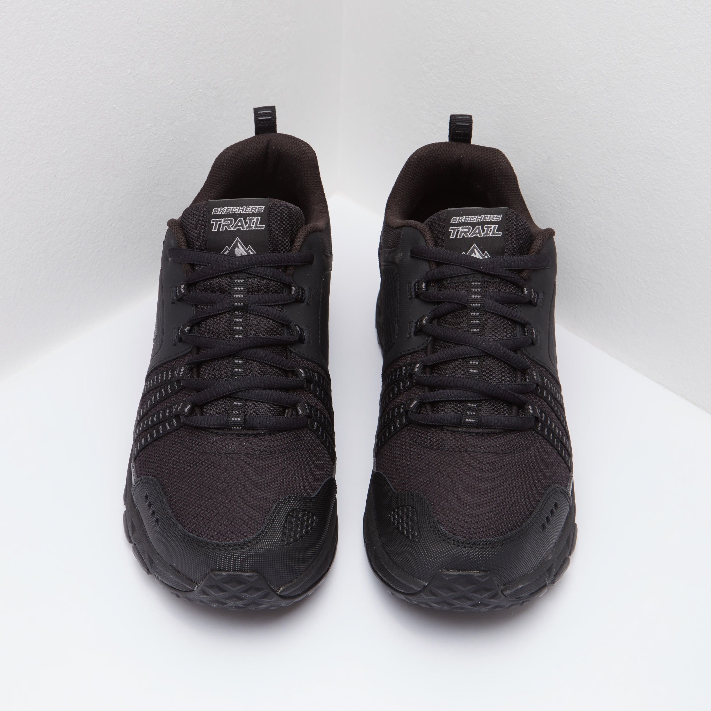 حذاء سنيكرز بارز الملمس برباط إغلاق ولسان سحب من سكيتشرز-sports-men-shoes-image-3