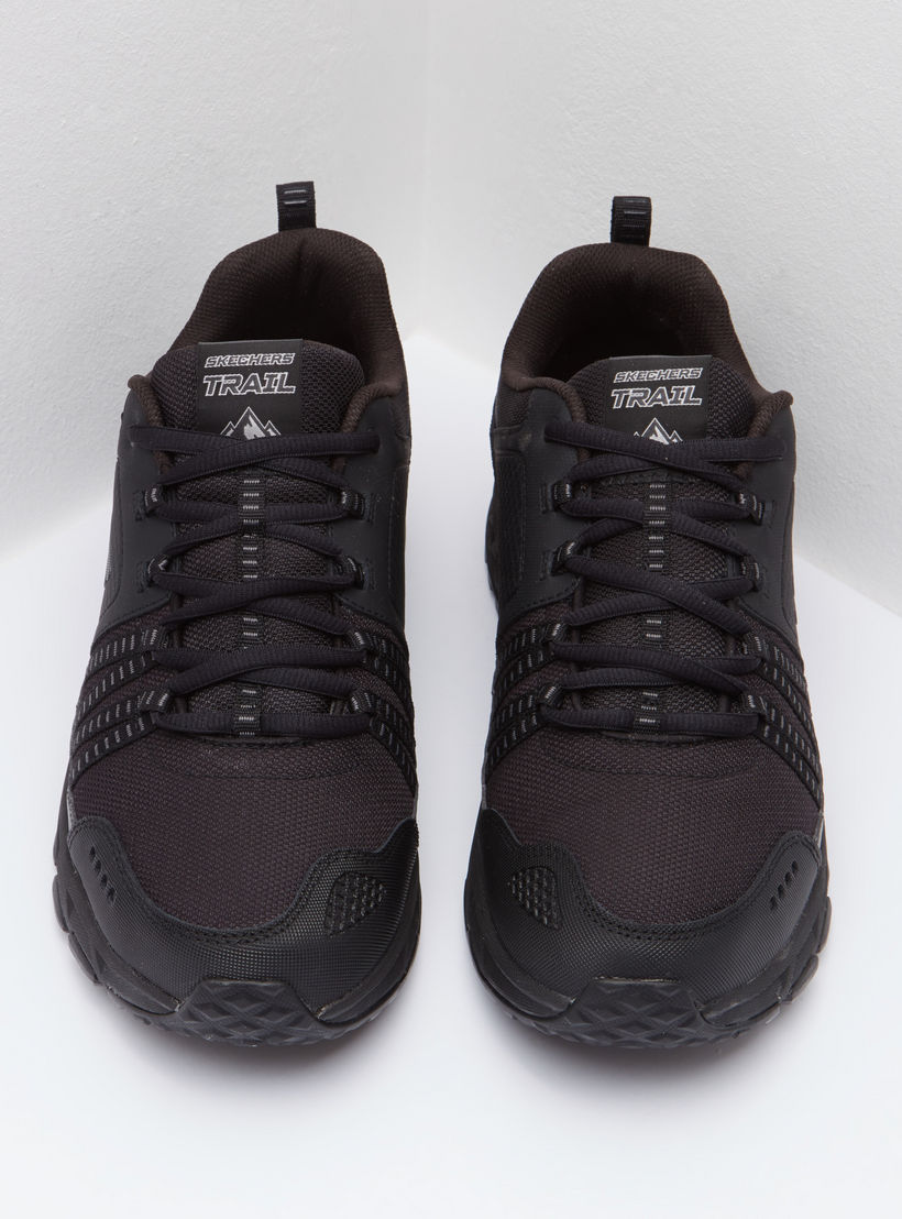 حذاء سنيكرز بارز الملمس برباط إغلاق ولسان سحب من سكيتشرز-sports-men-shoes-image-3