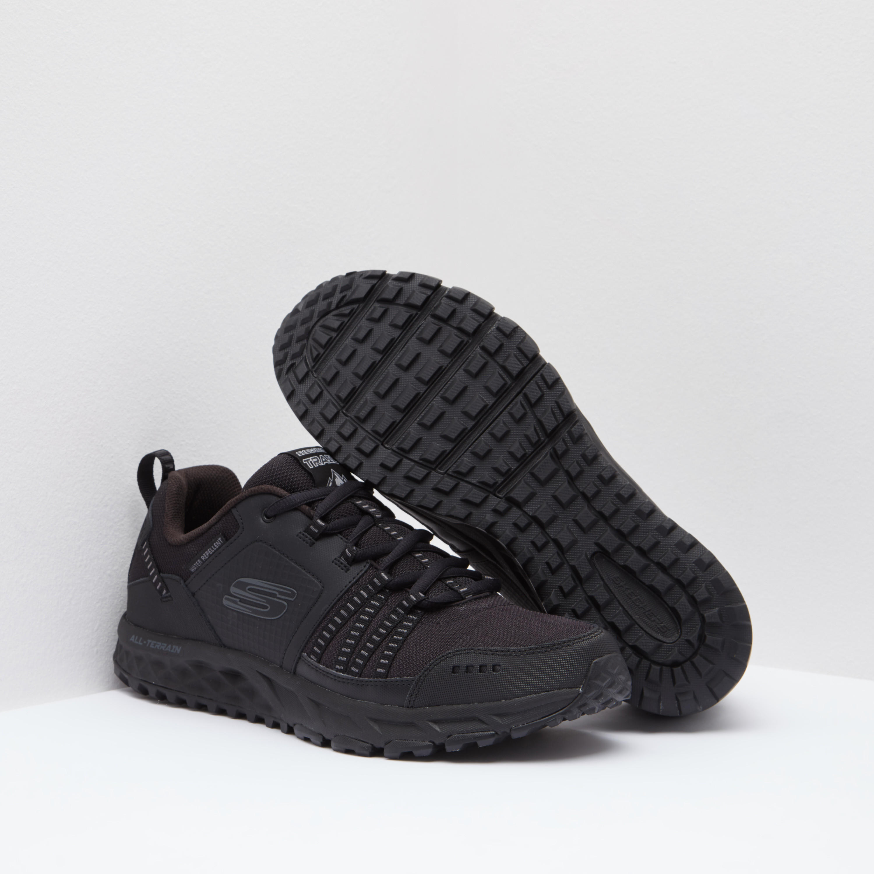 حذاء سنيكرز بارز الملمس برباط إغلاق ولسان سحب من سكيتشرز-sports-men-shoes-image-4