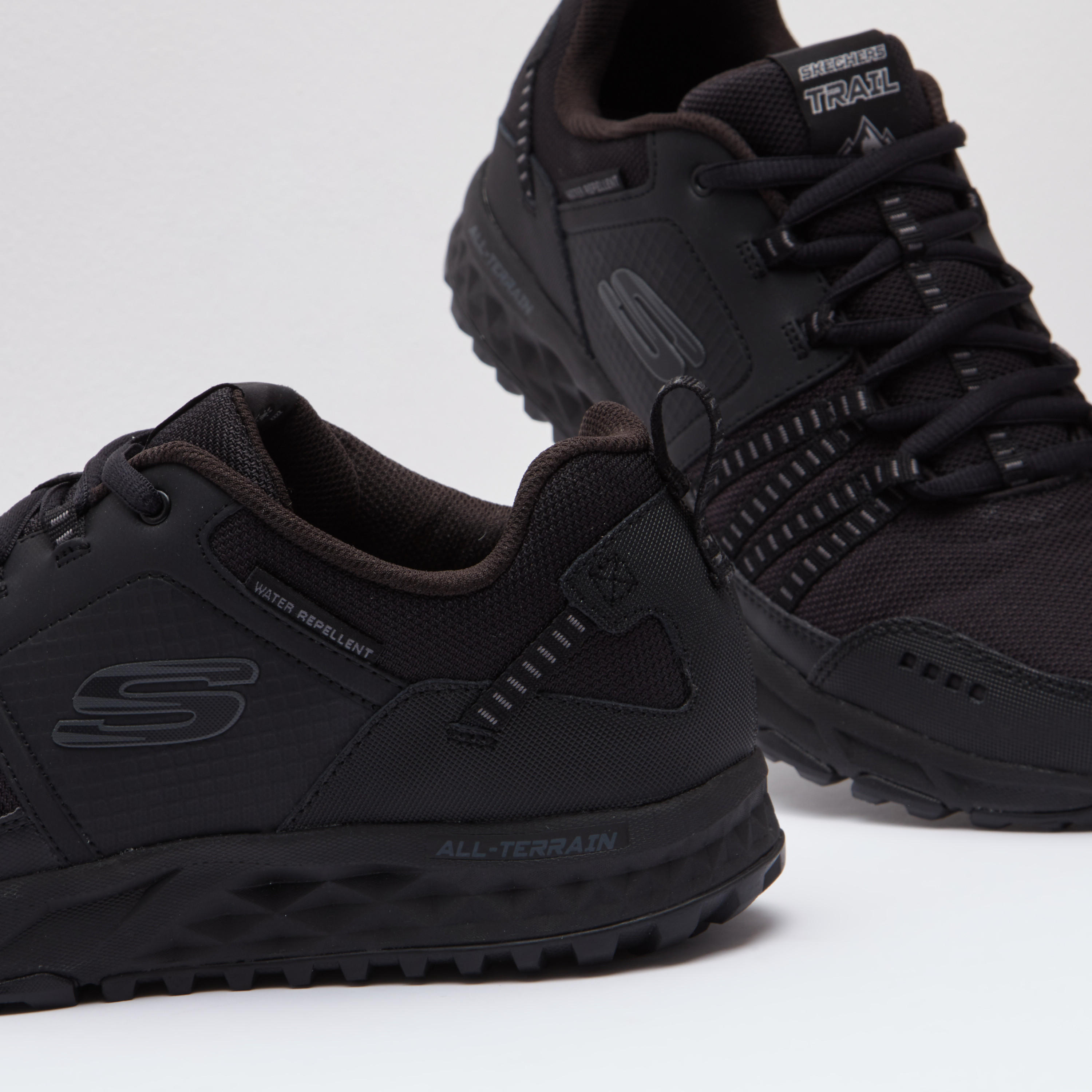 حذاء سنيكرز بارز الملمس برباط إغلاق ولسان سحب من سكيتشرز-sports-men-shoes-image-5