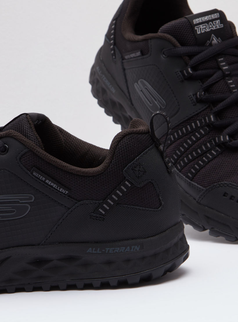 حذاء سنيكرز بارز الملمس برباط إغلاق ولسان سحب من سكيتشرز-sports-men-shoes-image-5