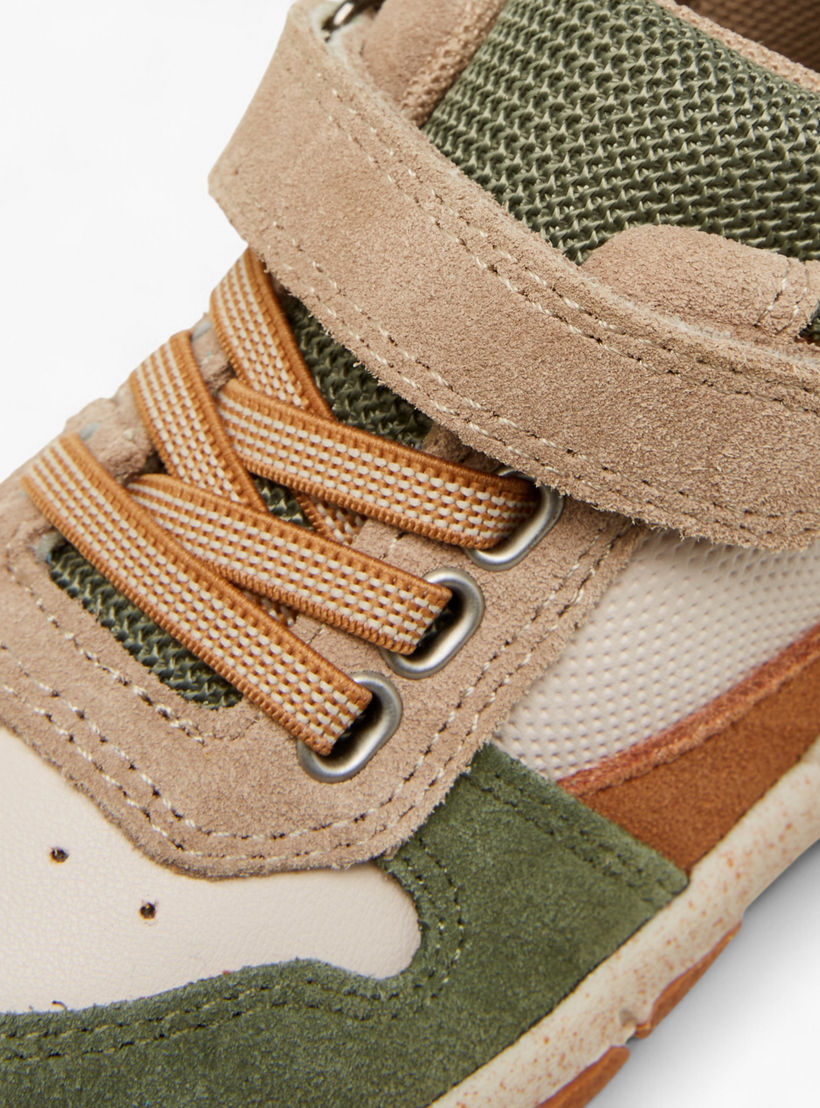 حذاء سنيكرز بشريط إغلاق لاصق من بيرفيت-baby-boys-shoes-closedshoes-image-4