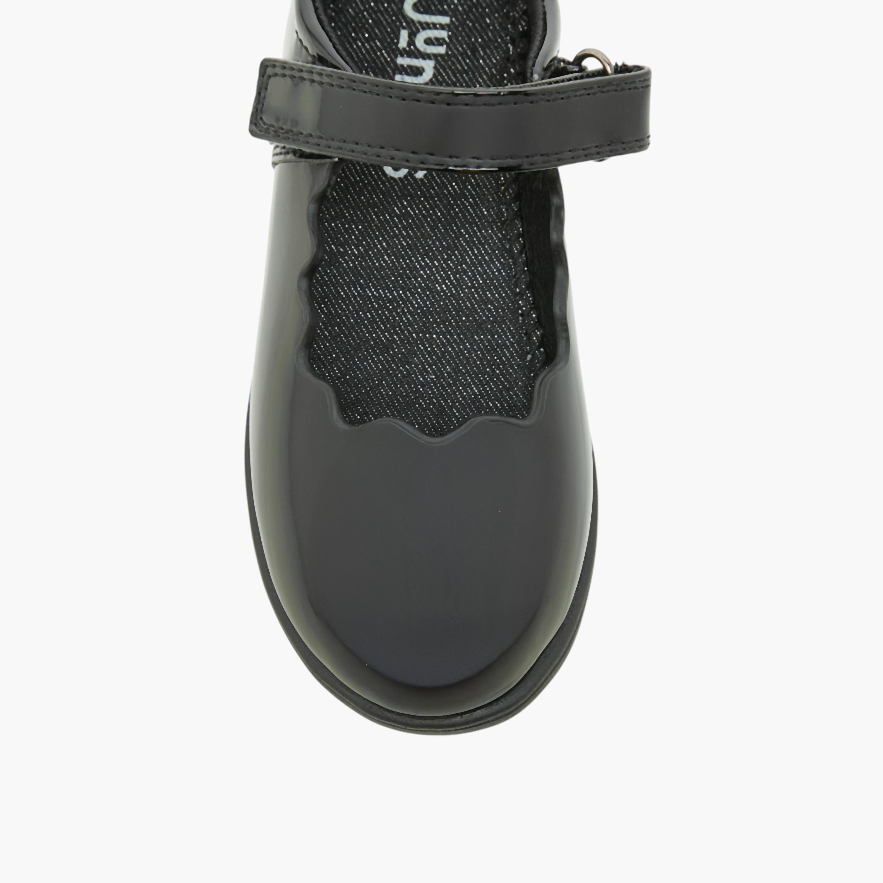 حذاء للمدرسة بتفاصيل مموّجة وشريط إغلاق لاصق من جونيورز-girls-shoes-schoolshoes-image-4