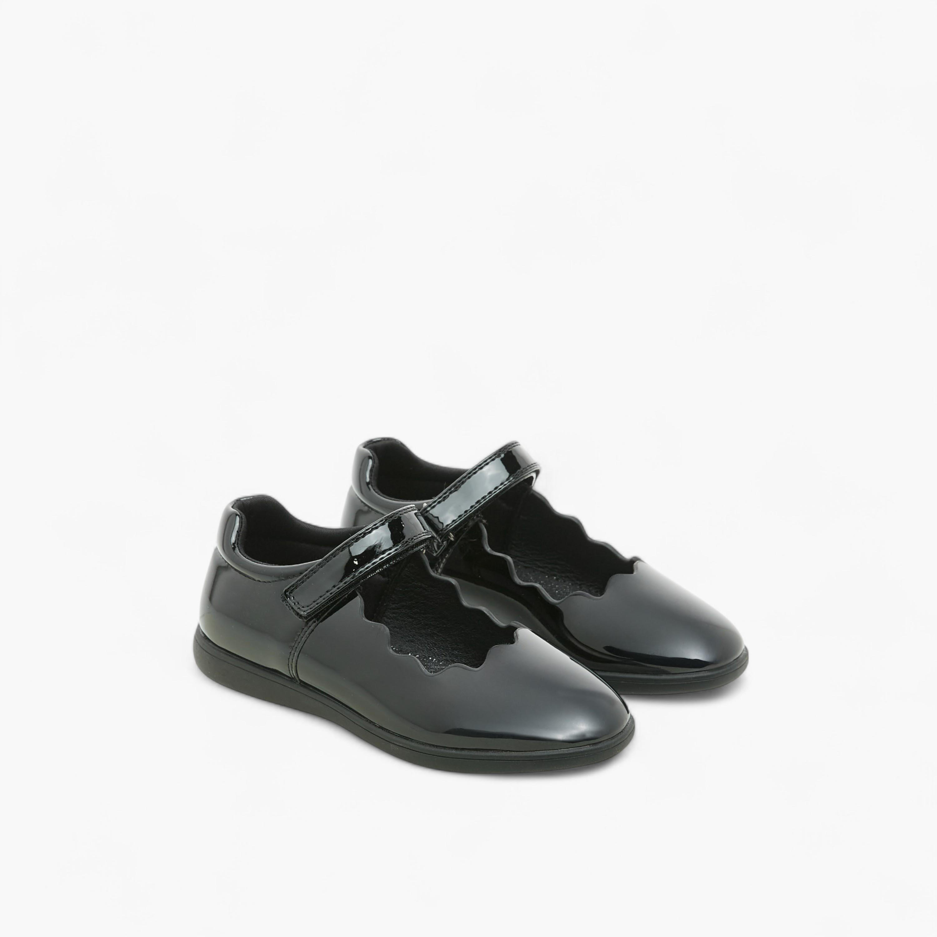 حذاء مدرسي بشريط إغلاق لاصق وتفاصيل صدفية من جونيورز-girls-shoes-schoolshoes-image-1