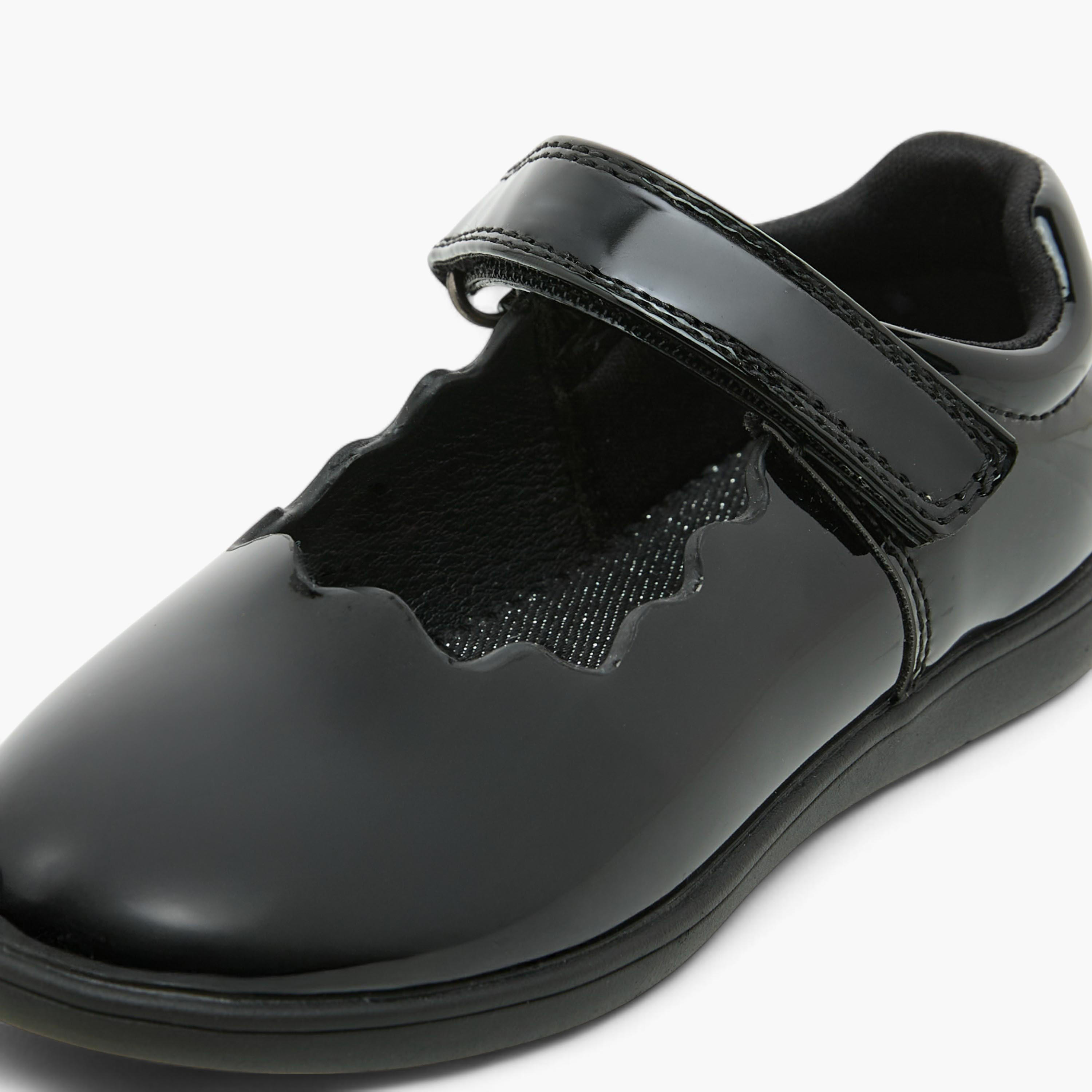 حذاء مدرسي بشريط إغلاق لاصق وتفاصيل صدفية من جونيورز-girls-shoes-schoolshoes-image-6