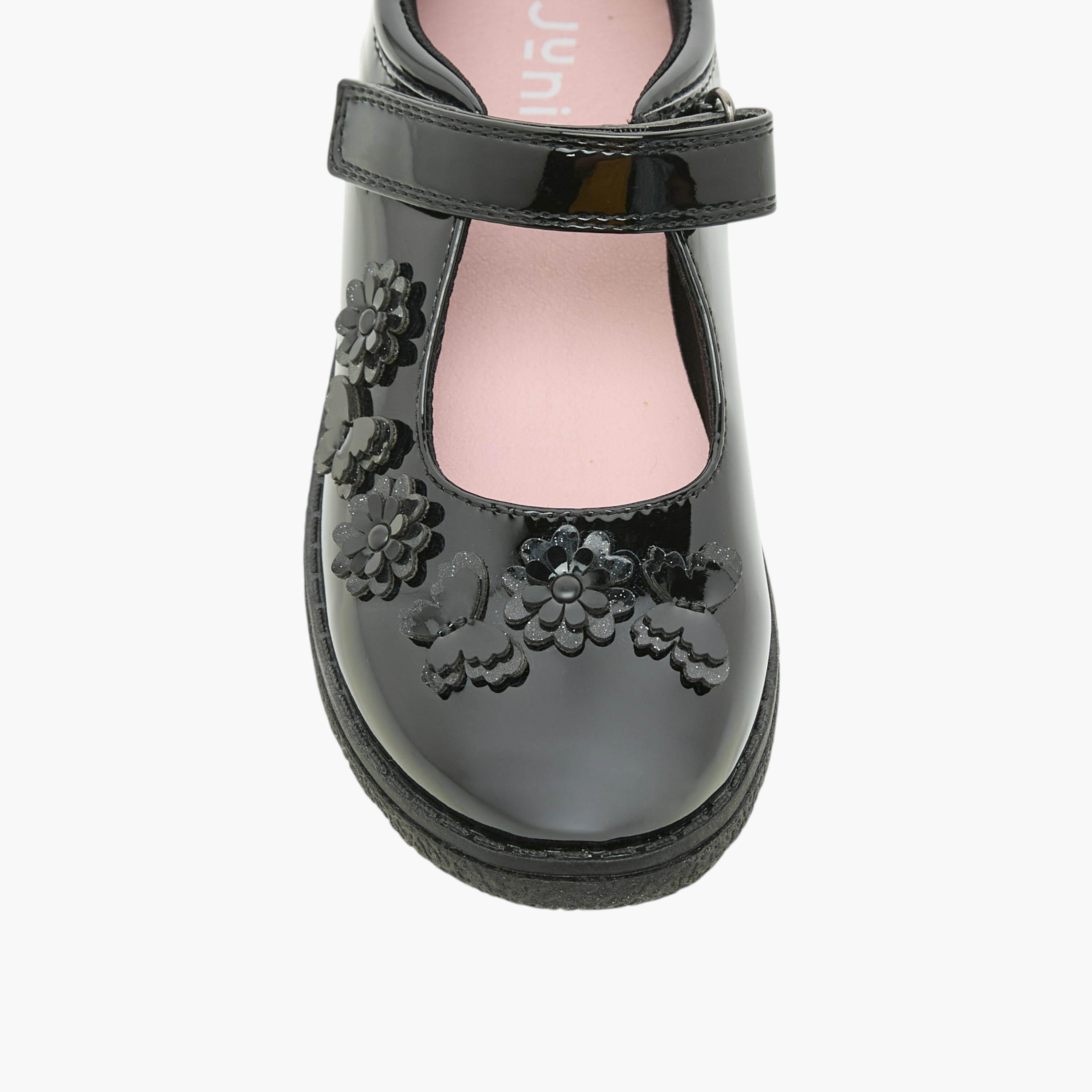 حذاء مدرسي بتزيينات أزهار وشريط إغلاق من جونيورز-girls-shoes-schoolshoes-image-4
