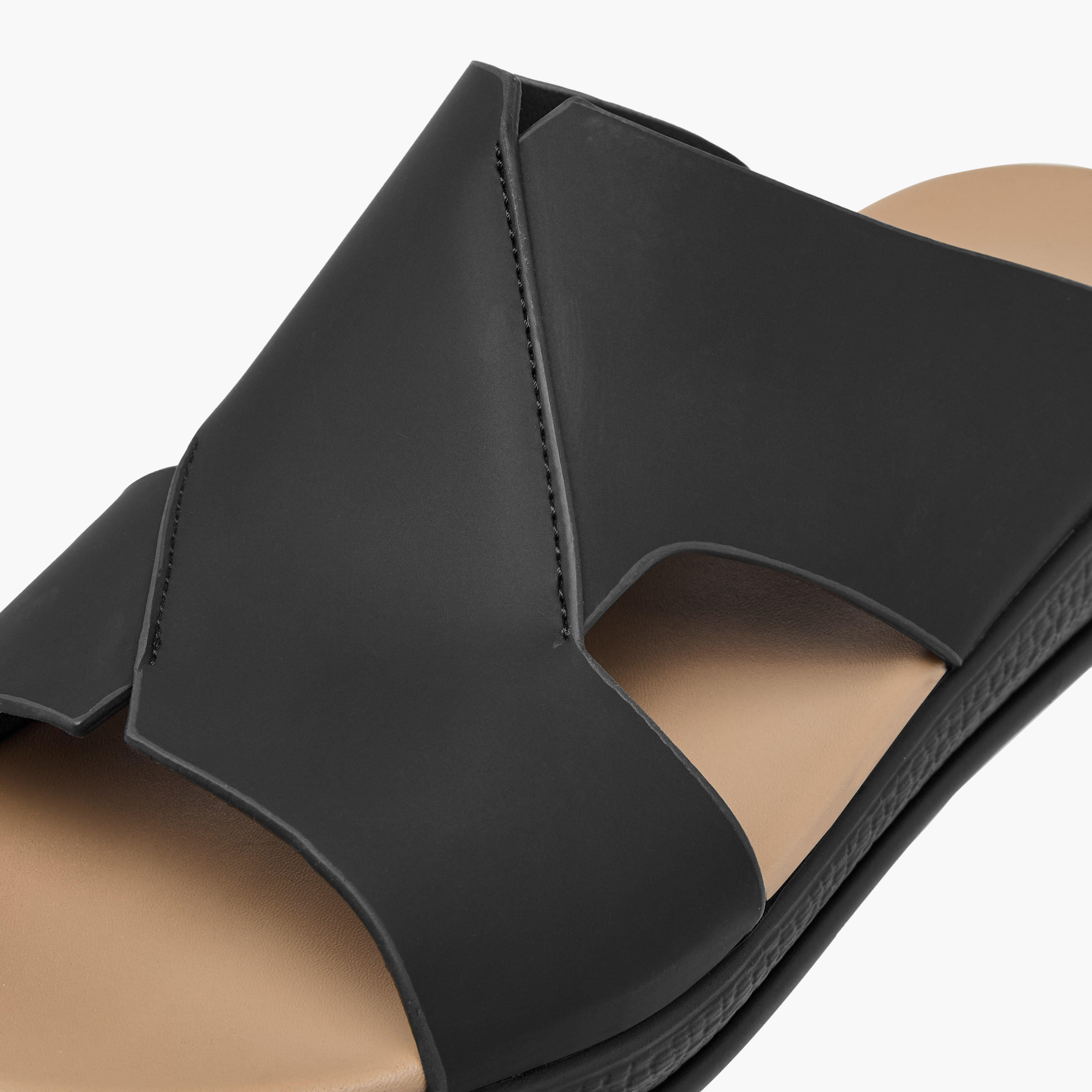 صندل سهل الارتداء مفرغ من أل بي أل من شو إكسبريس-men-shoes-sandals-image-4