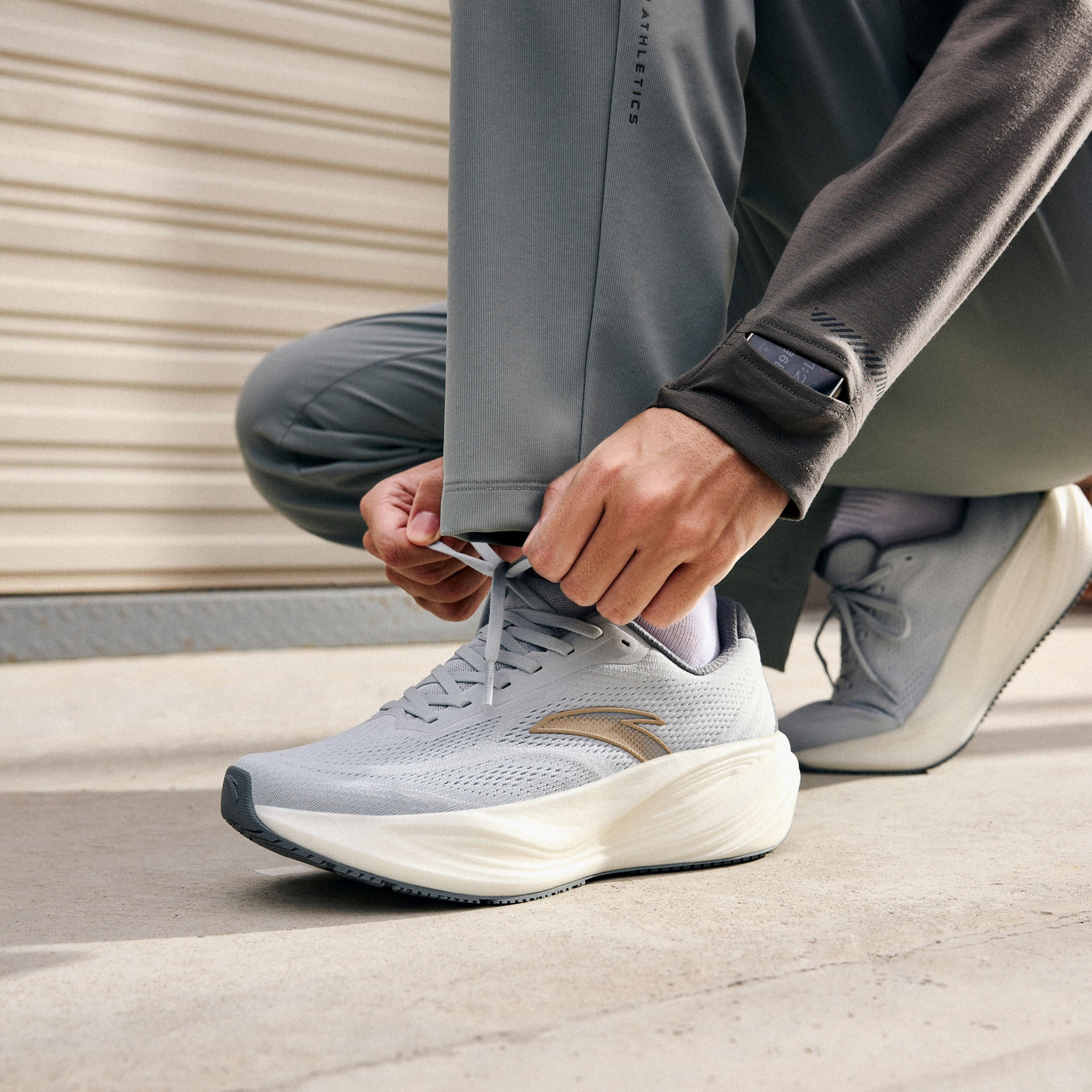 حذاء سنيكرز طول الكاحل برباط إغلاق للرجال من أنتا - سي سي3-sports-men-shoes-image-2