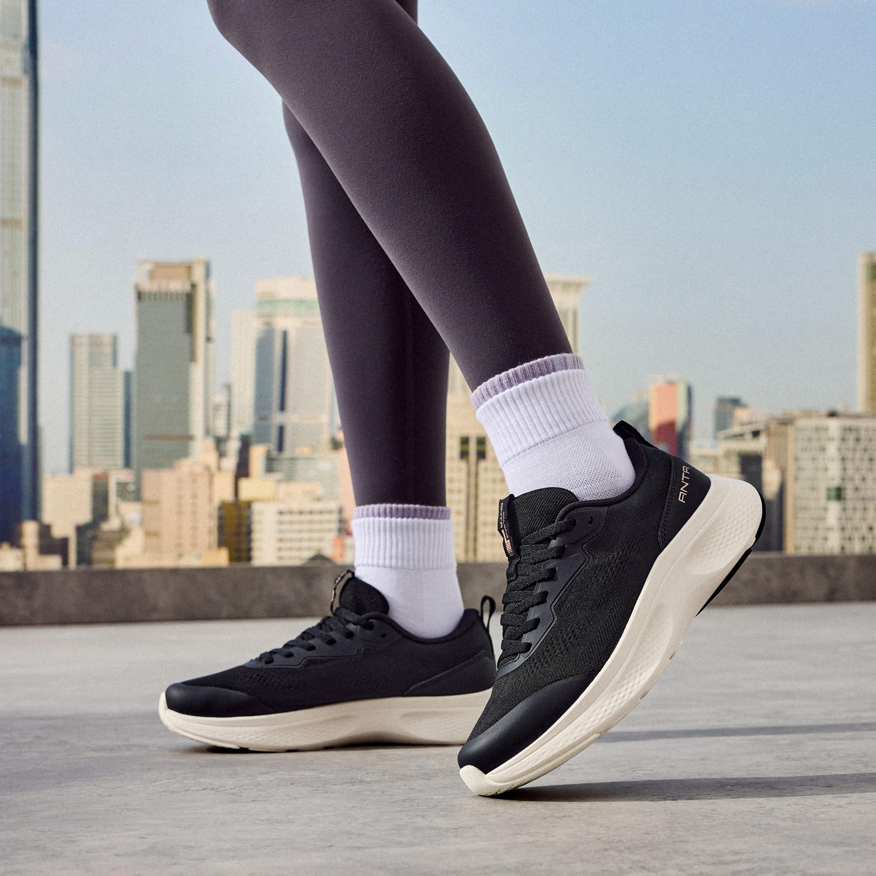 حذاء سنيكرز طول الكاحل برباط إغلاق للنساء من أنتا - إي بافر لايت-sports-women-shoes-image-3
