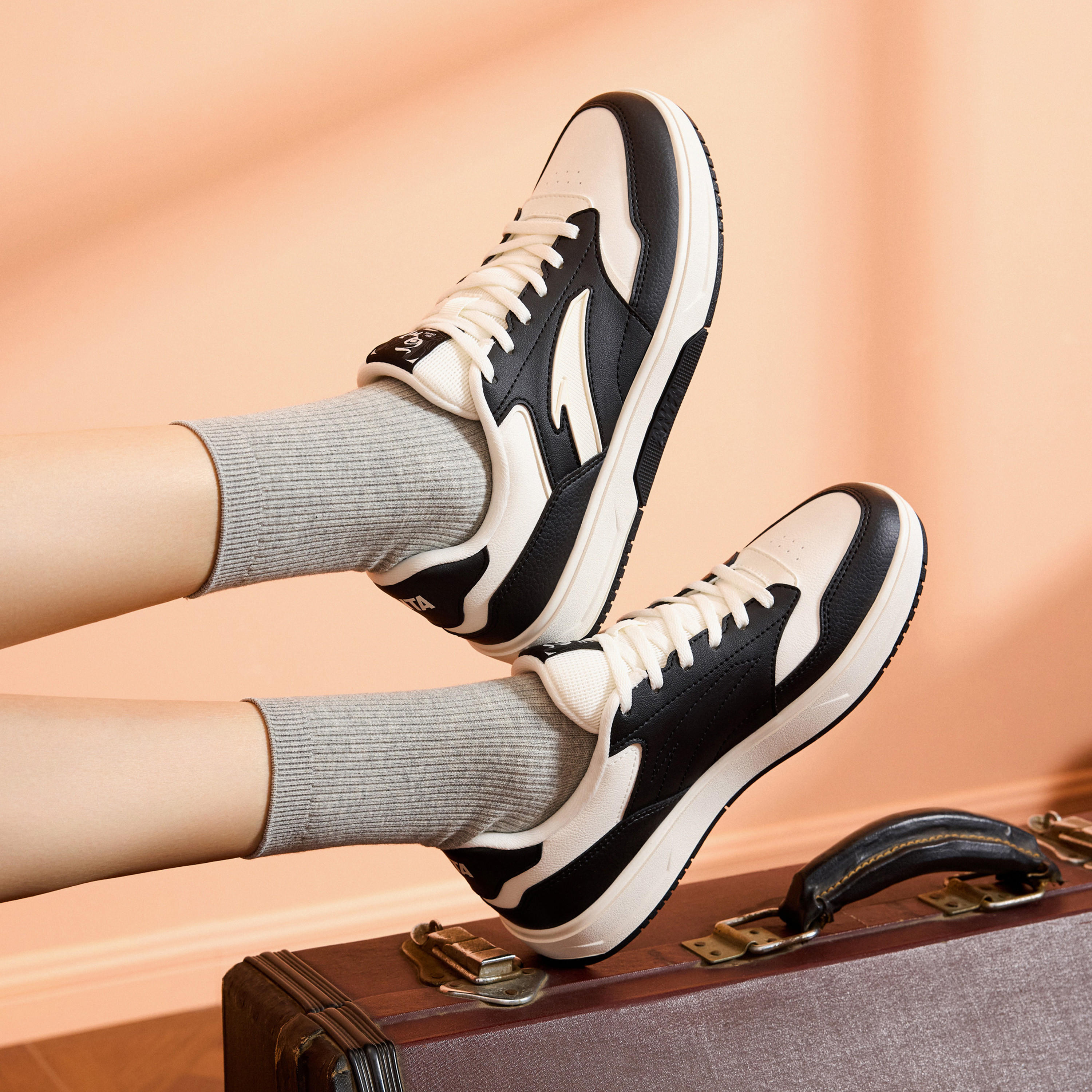 حذاء سنيكرز طول الكاحل برباط إغلاق للنساء من أنتا - ريفرز-sports-women-shoes-image-2