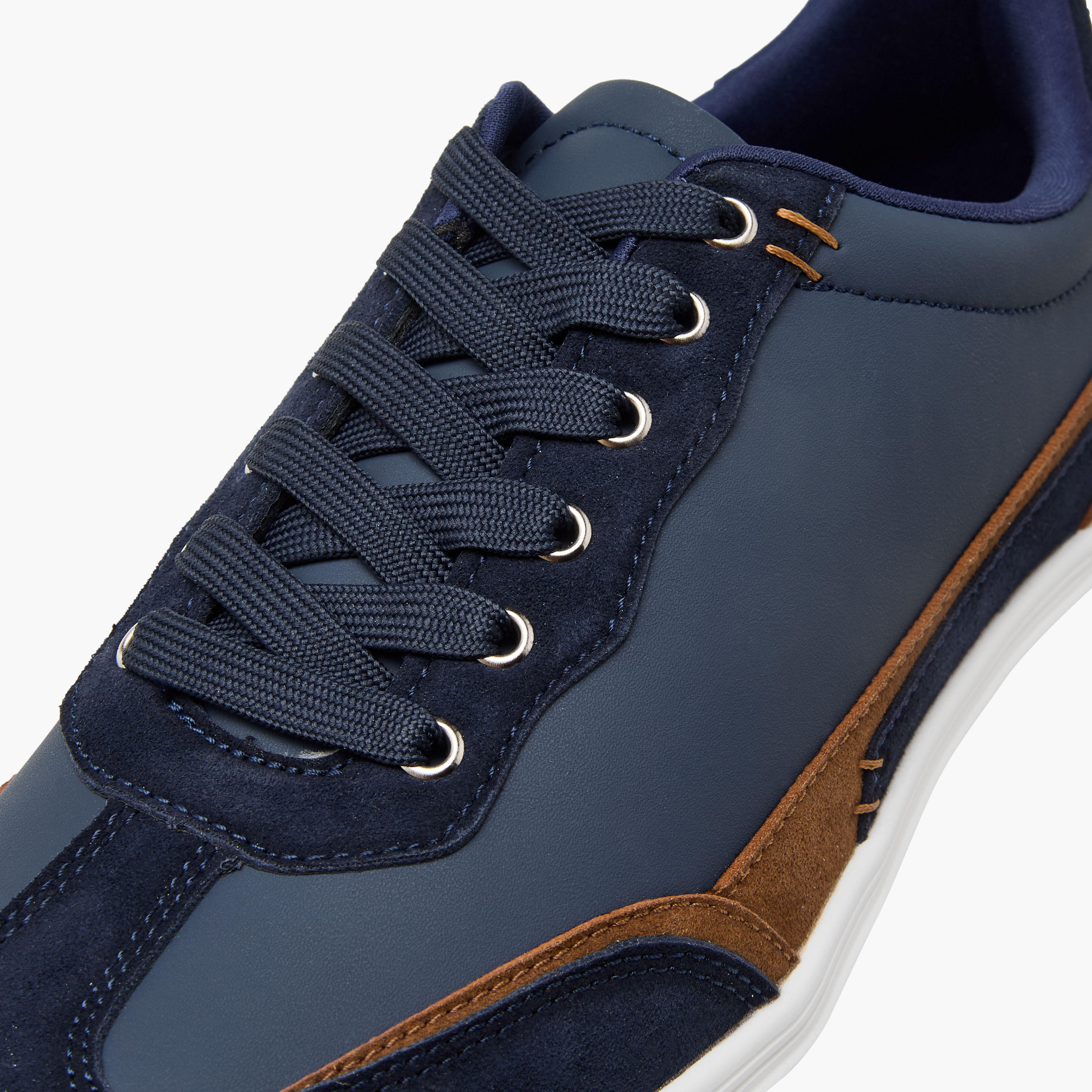 حذاء سنيكرز متعدد التصاميم برباط إغلاق للرجال من إل بي إل من شو إكسبريس-men-shoes-sneakers-image-4