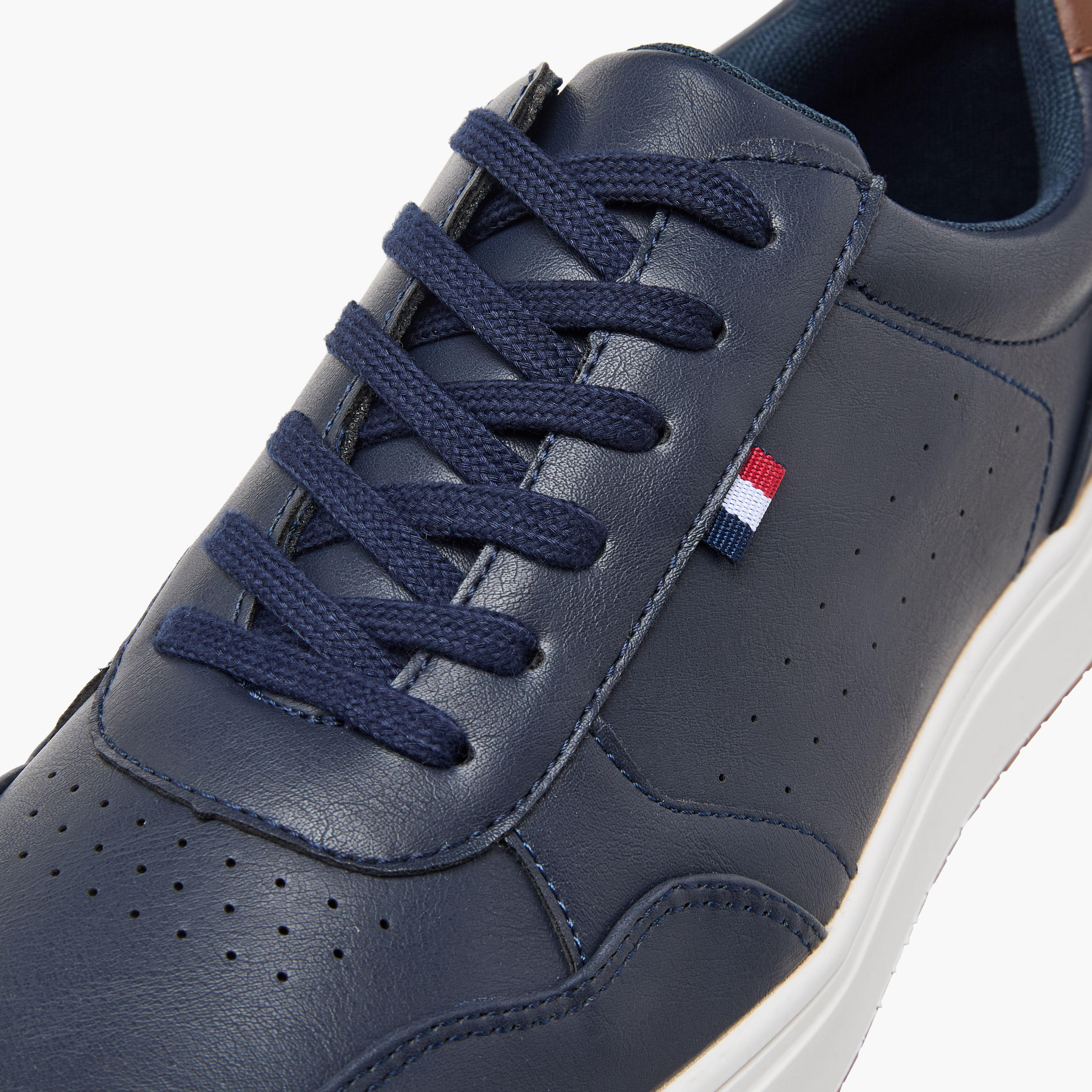 حذاء سنيكرز بألواح ورباط إغلاق من إل بي إل من شو إكسبريس-men-shoes-sneakers-image-4