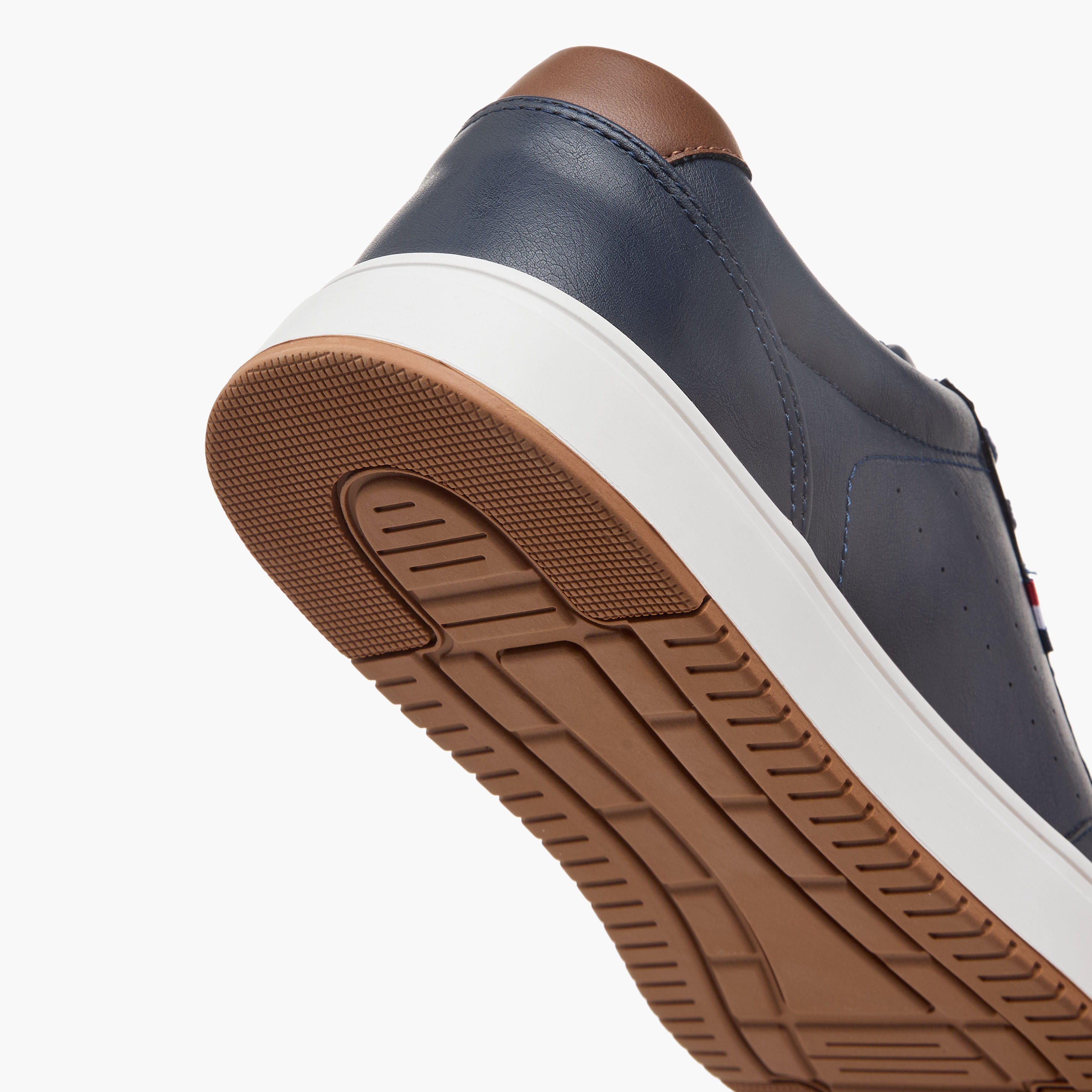 حذاء سنيكرز بألواح ورباط إغلاق من إل بي إل من شو إكسبريس-men-shoes-sneakers-image-5