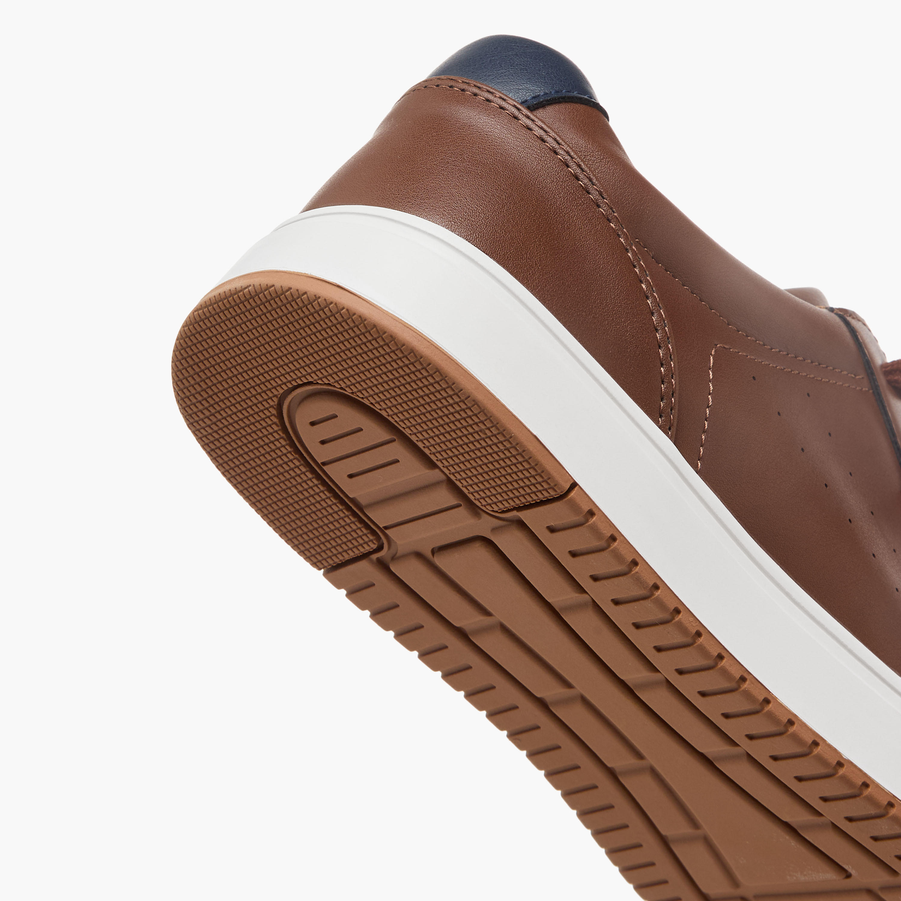 حذاء سنيكرز بألواح ورباط إغلاق من إل بي إل من شو إكسبريس-men-shoes-sneakers-image-5