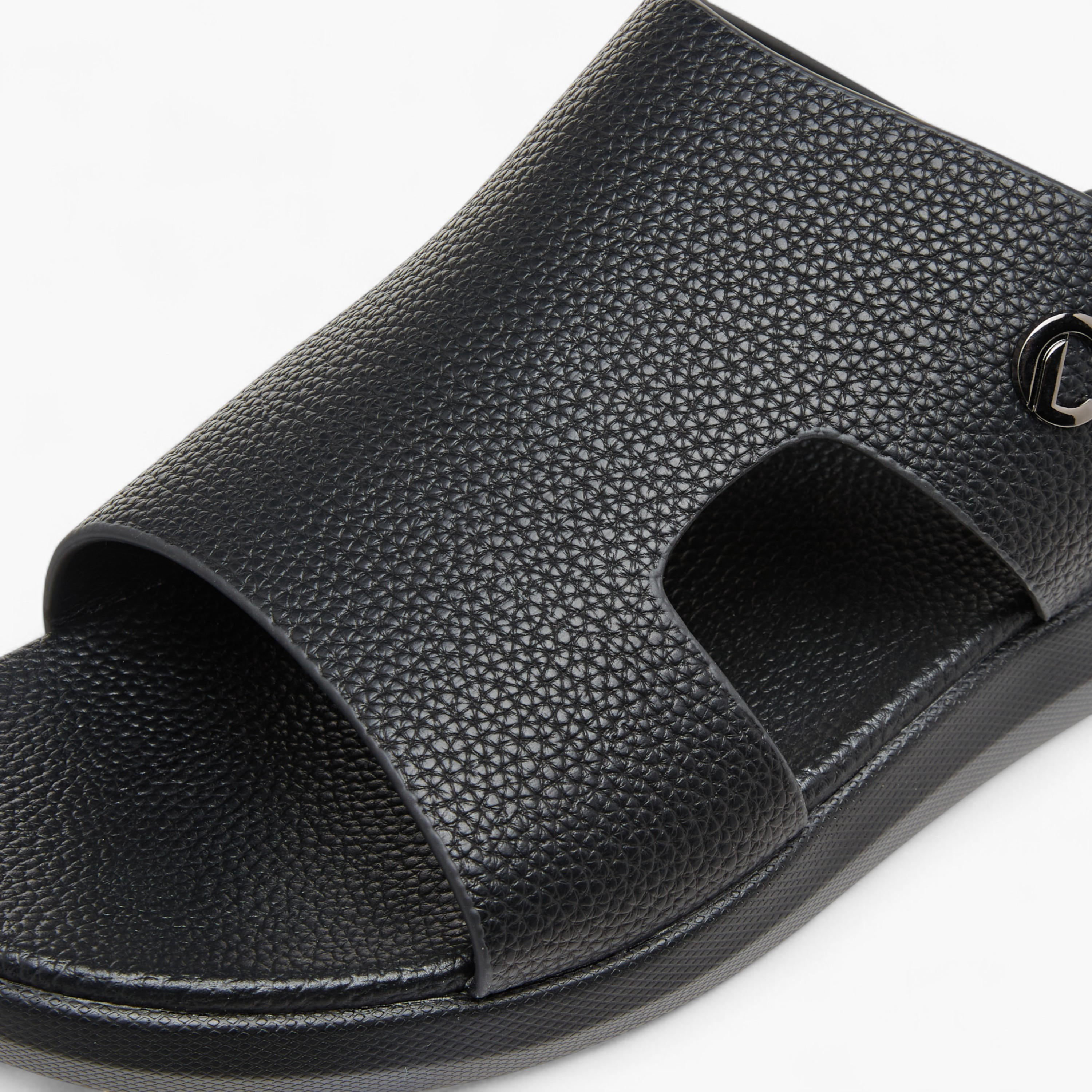صندل سهل الارتداء بتفاصيل مفرغة من لو كونفورت-men-shoes-sandals-image-4