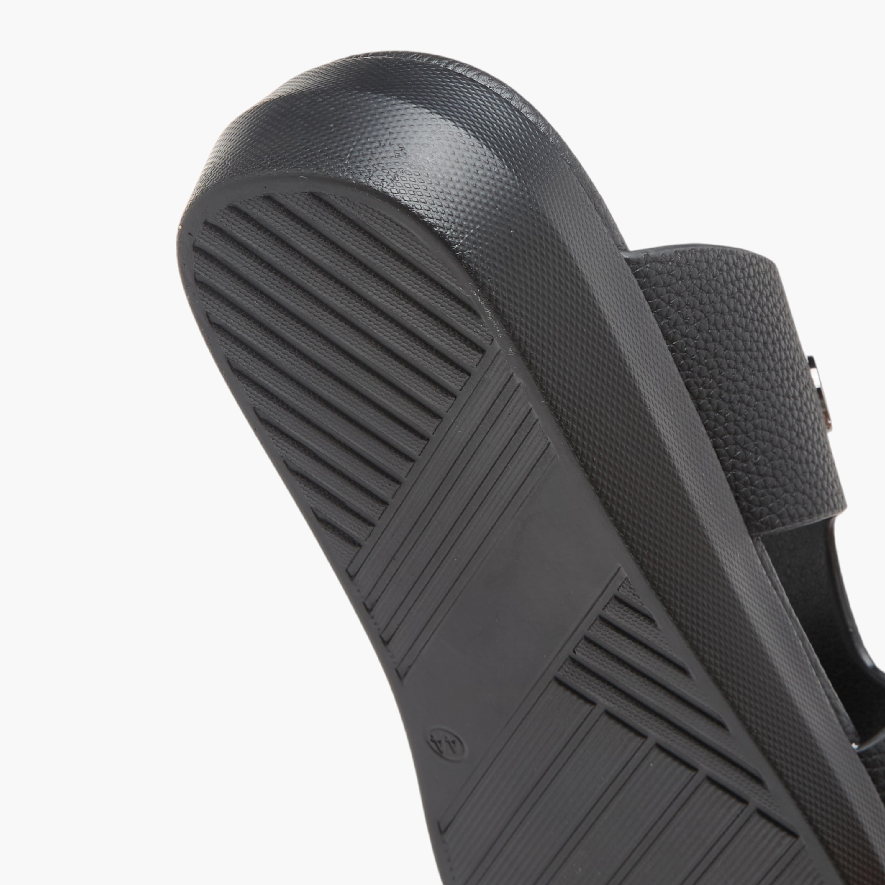 صندل سهل الارتداء بتفاصيل مفرغة من لو كونفورت-men-shoes-sandals-image-6