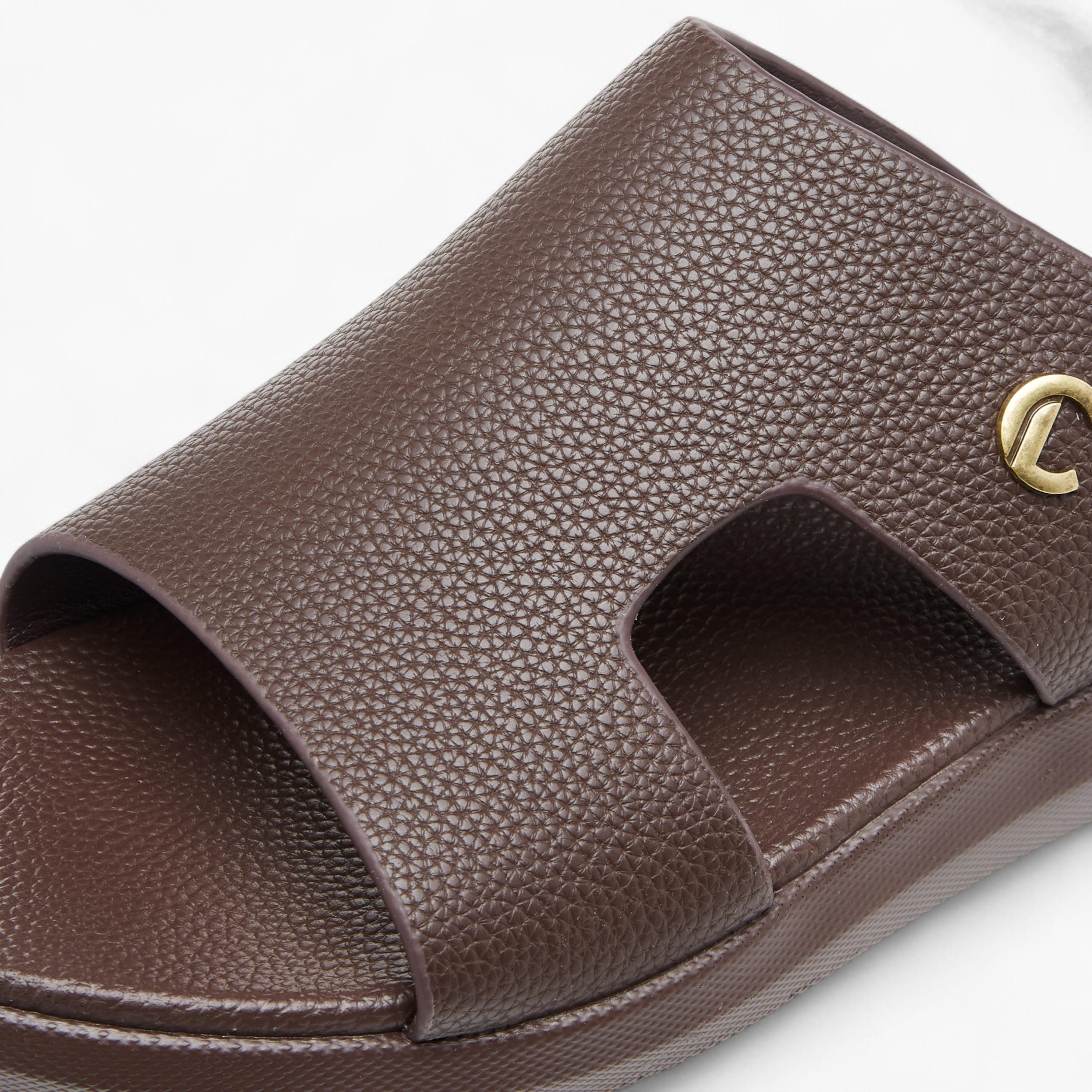 صندل سهل الارتداء بتفاصيل مفرغة من لو كونفورت-men-shoes-sandals-image-4