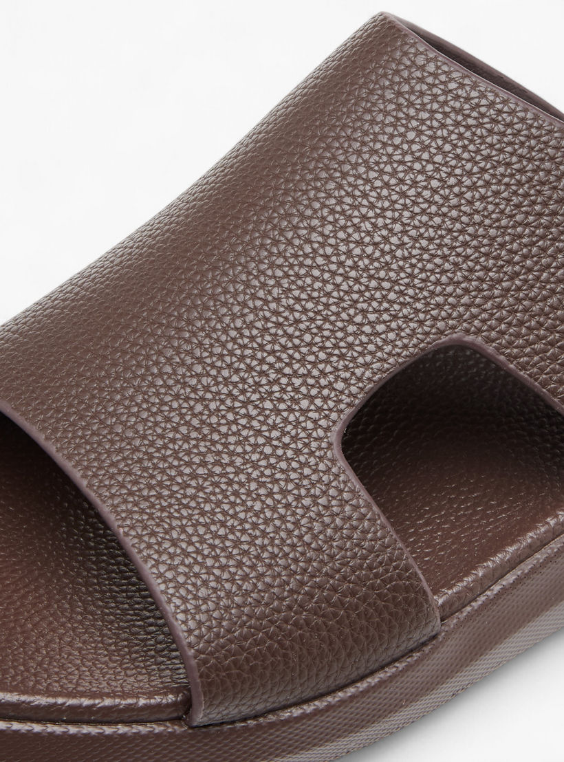 صندل سهل الارتداء بتفاصيل مفرغة من لو كونفورت-men-shoes-sandals-image-4